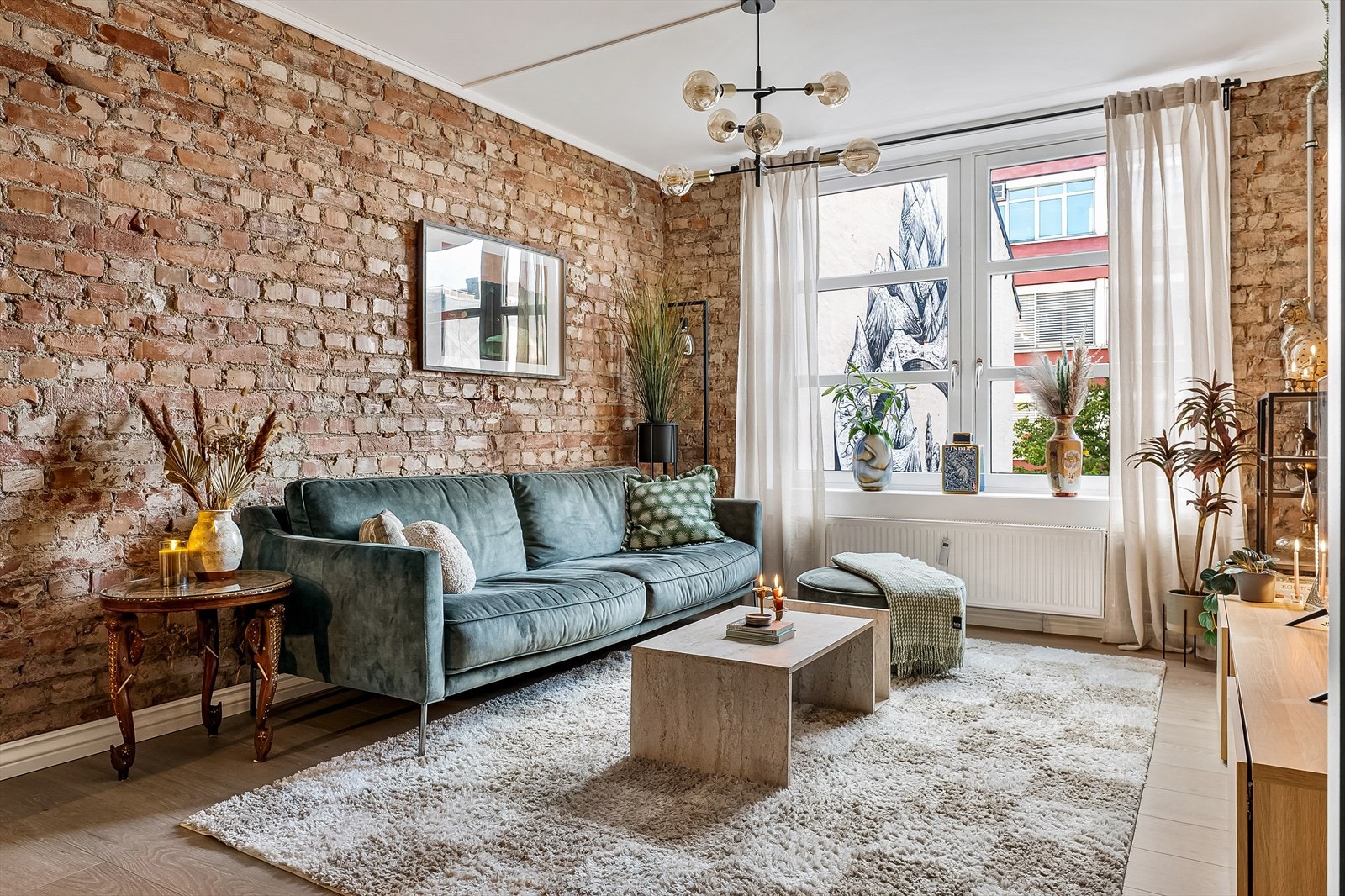 Store vindusflater slipper inn rikelig med naturlig lys. Leiligheten har en svært attraktiv og sentral beliggenhet på Grünerløkka, midt i Oslo, med alt du trenger innen kort gangavstand Galleribilde