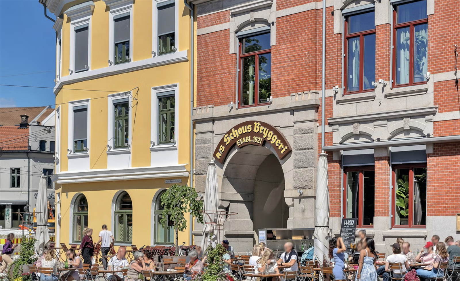 Schous Plass er en sentral og hyggelig møteplass på Grünerløkka, omgitt av et godt utvalg av caféer, restauranter, butikker og andre servicetilbud. Her har du det meste du trenger i hverdagen, like i nærheten! Galleribilde