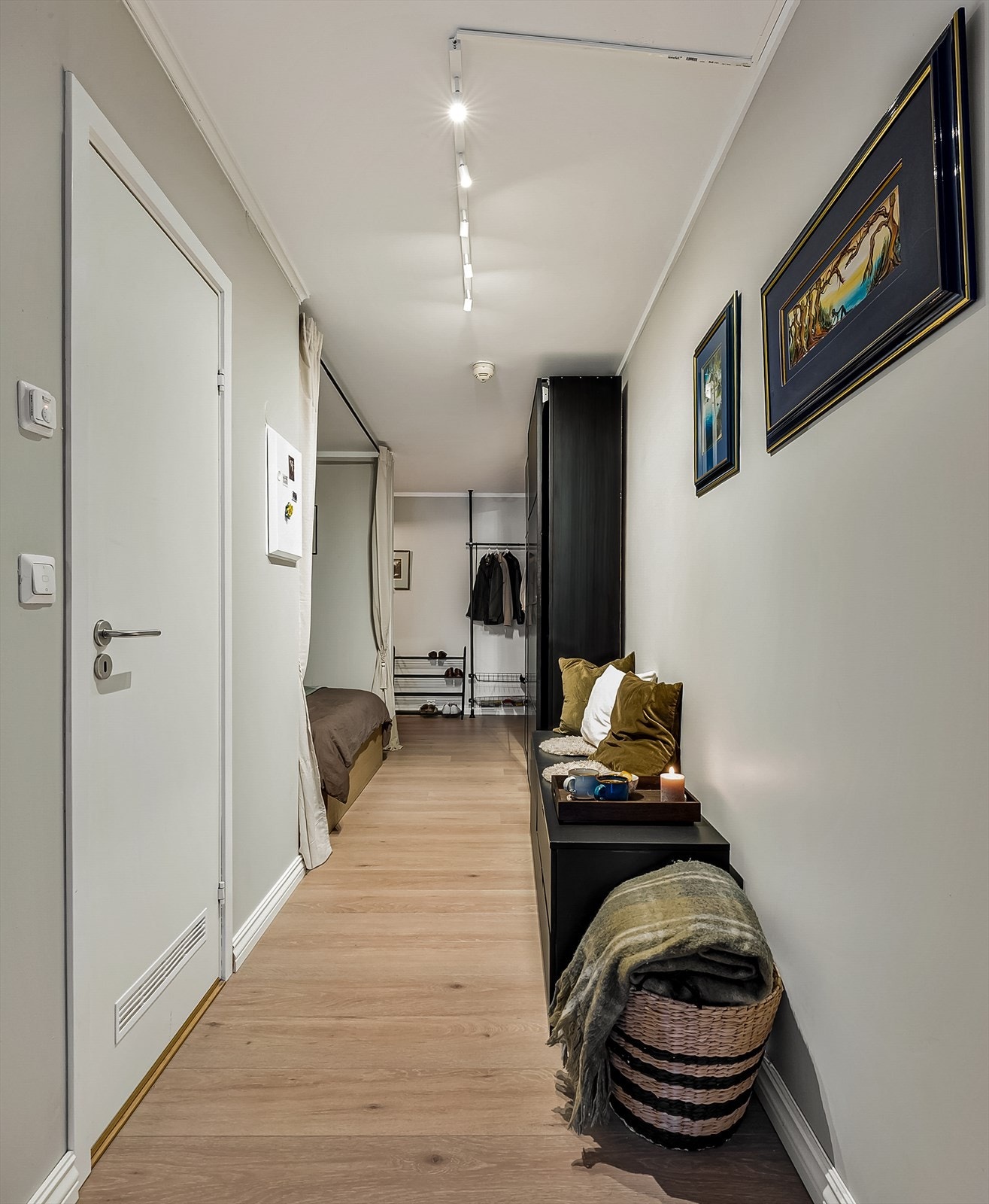 Innbydende gang som deler opp leilighetens øvrige rom Galleribilde