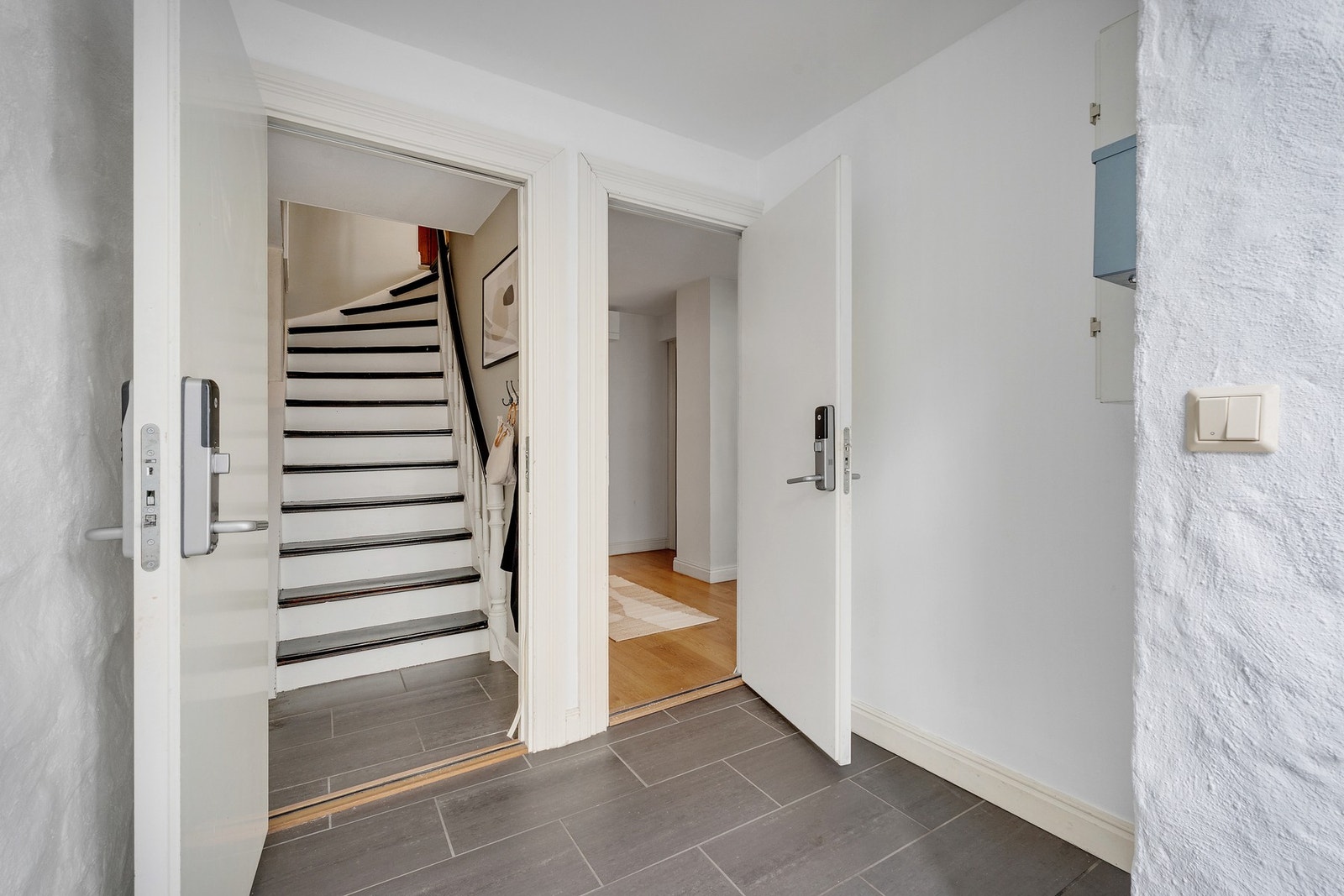 - Fra gaten kommer man inn i en felles entré som leder videre til separate innganger for hoveddelen og hybelen - Galleribilde