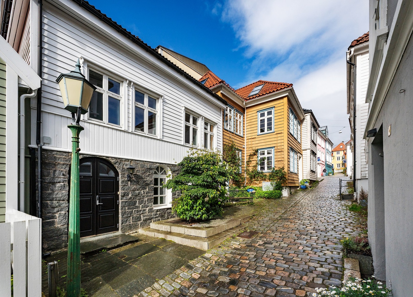 - Kombinasjonen av klassisk arkitektur, gode oppholdsrom, fire soverom i hoveddelen, loftstue, altan og en separat hybel gjør dette til en bolig med stor fleksibilitet - Galleribilde