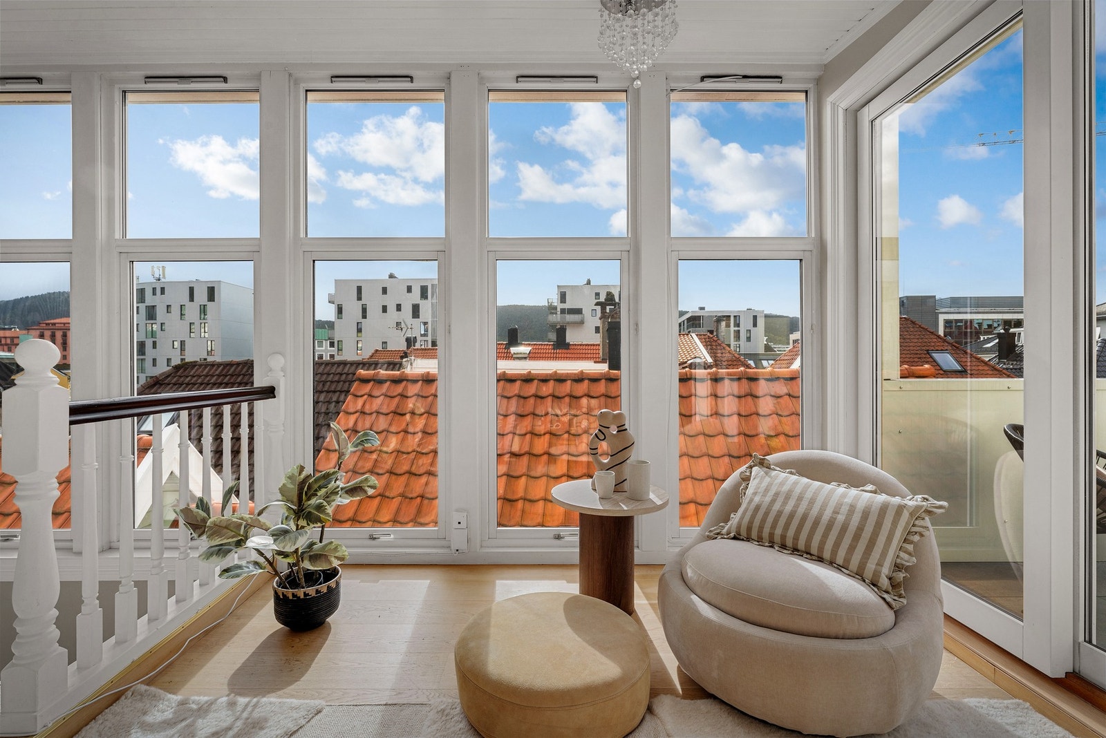 - Loftstuen har store vindusflater som slipper inn rikelig med lys, og her er det god plass til en komfortabel sofaløsning - Galleribilde