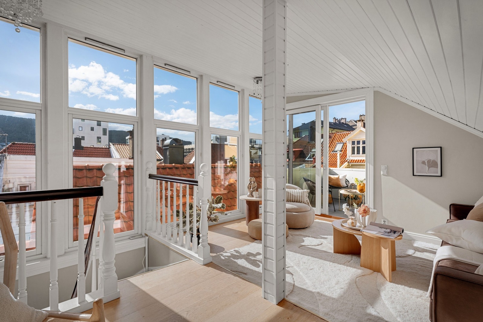 - Øverst i huset venter en svært hyggelig loftsetasje med tre soverom og en romslig loftstue - Galleribilde