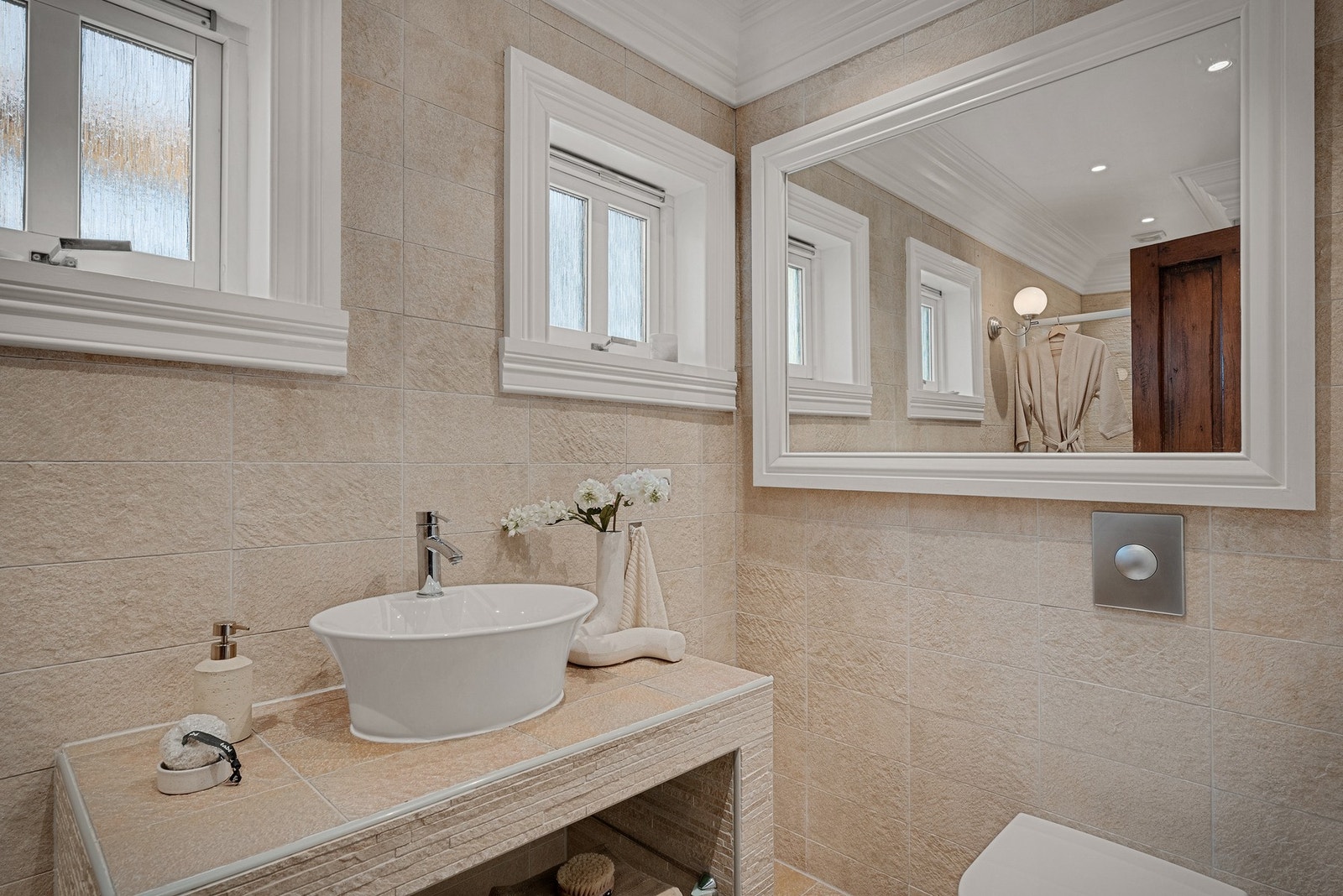 - Badet fremstår delikat med beige, flislagte overflater og gulvvarme - Galleribilde