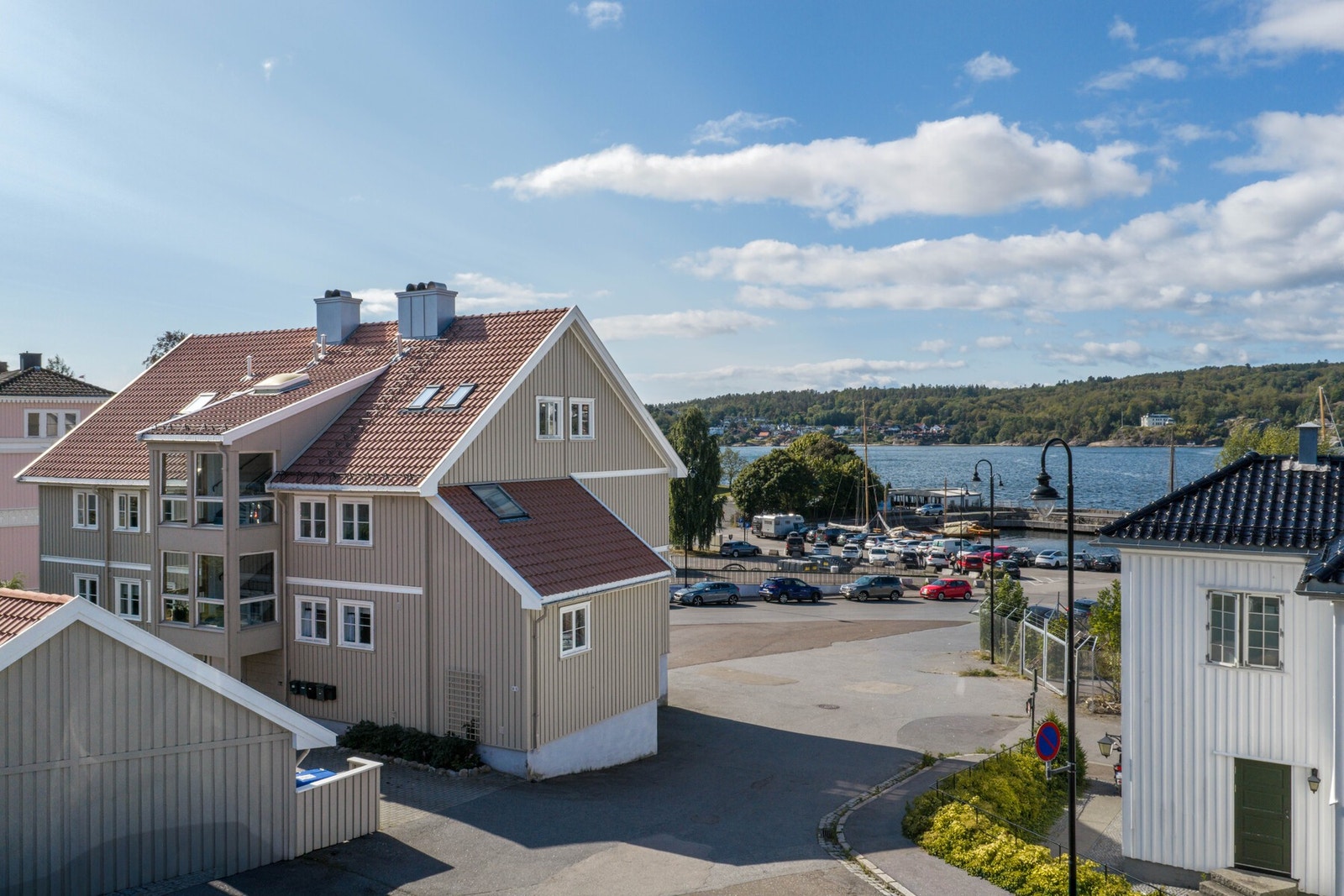 Sameiet har en flott og sjønær beliggenhet Galleribilde