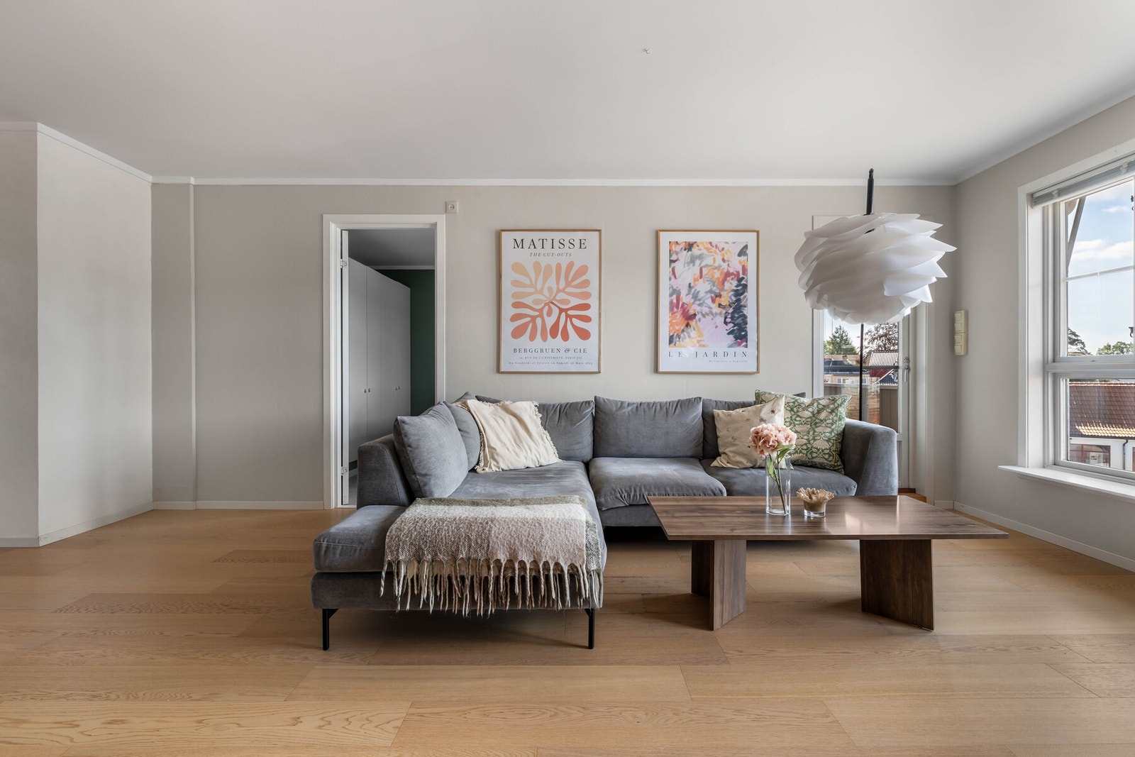 I stuen er det plass til sofagruppe. Utgang til balkong Galleribilde