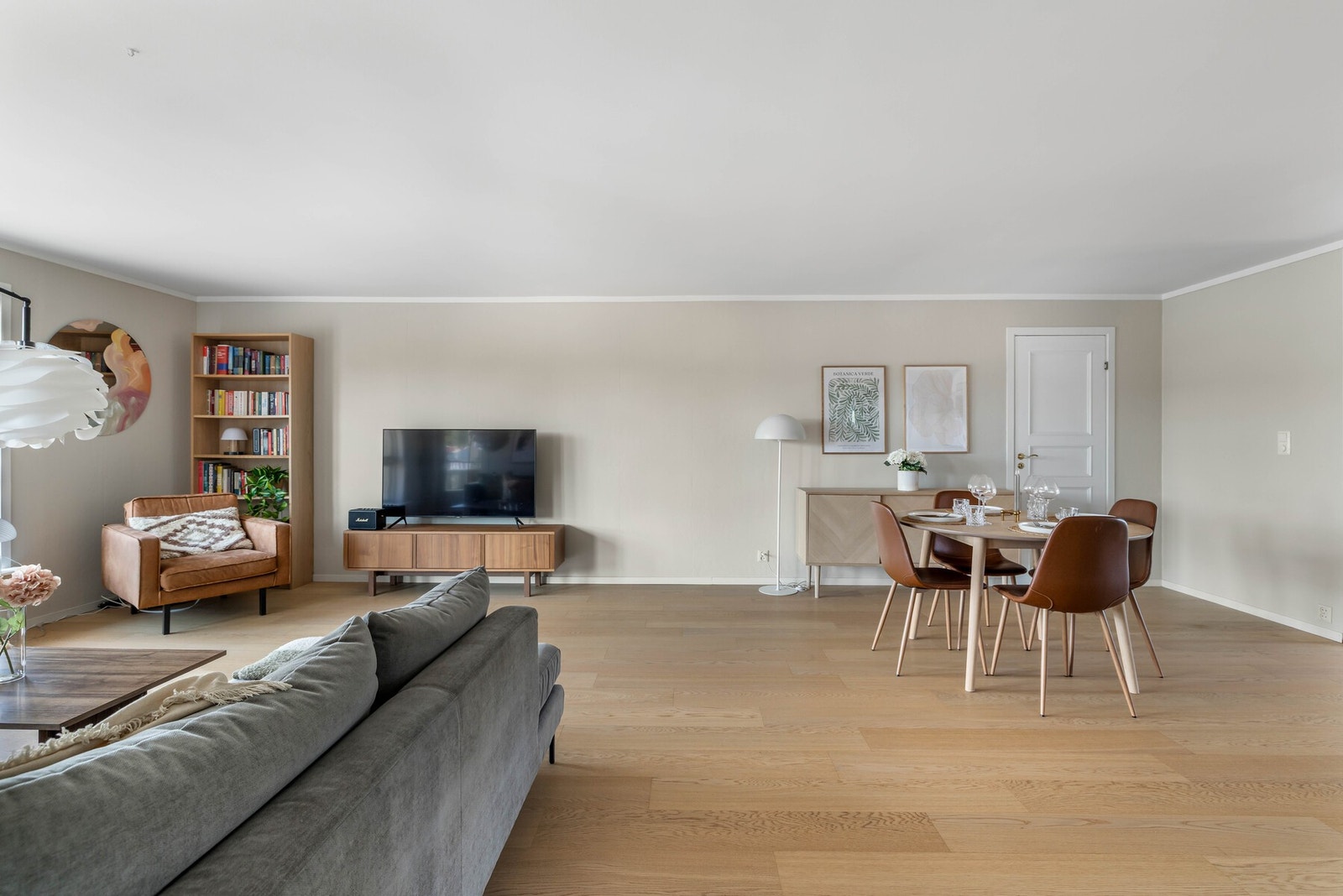 I stuen er det plass til sofagruppe og spisebord Galleribilde