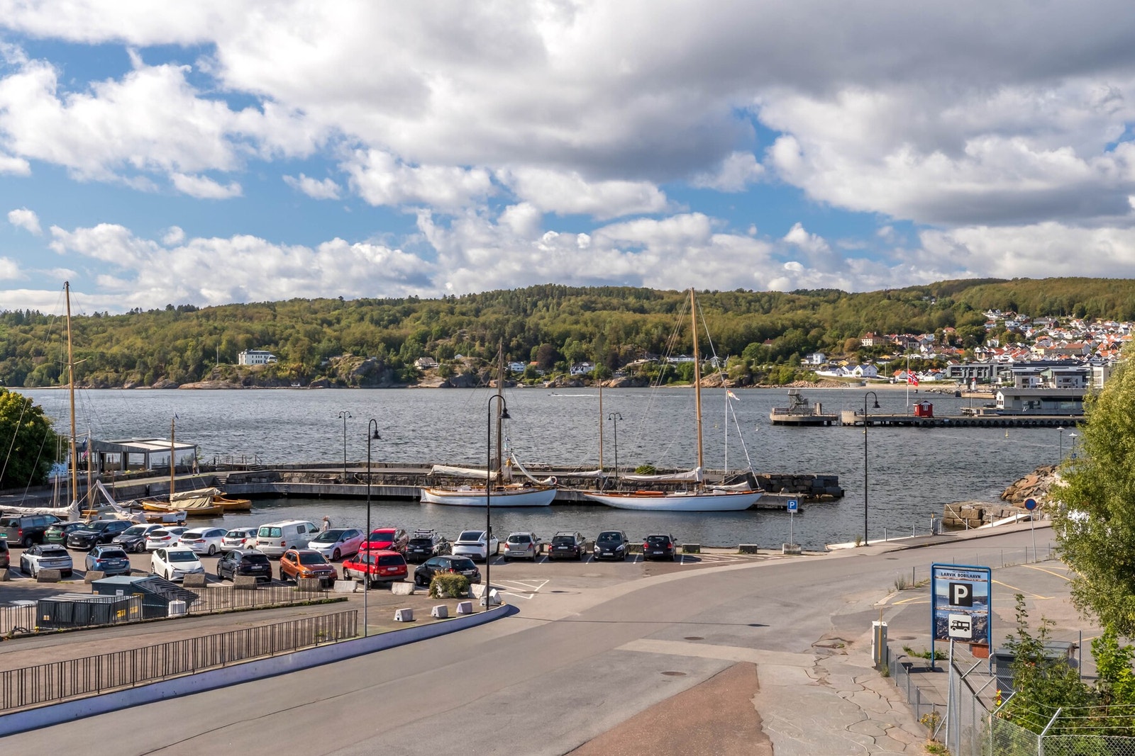 Utsikt over Larvik Promenade og Indre Havn fra leiligheten Galleribilde