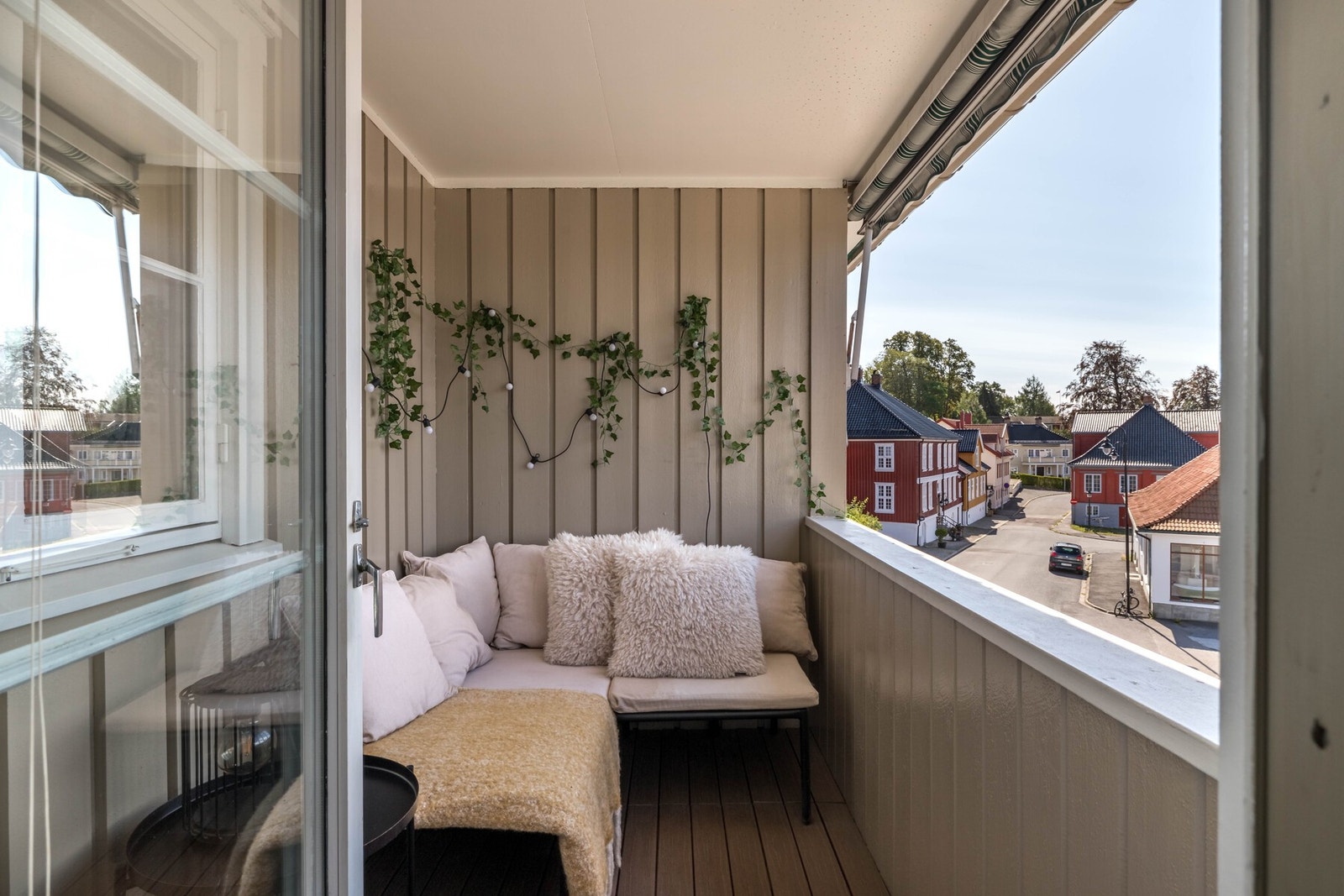 Lun og fin balkong med tak og markise Galleribilde