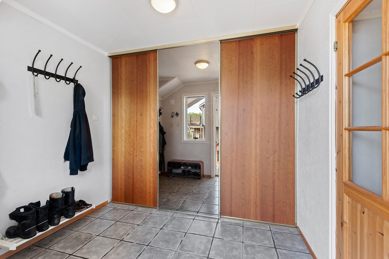 Velkommen inn! God plass til å henge fra seg yttertøy. Galleribilde