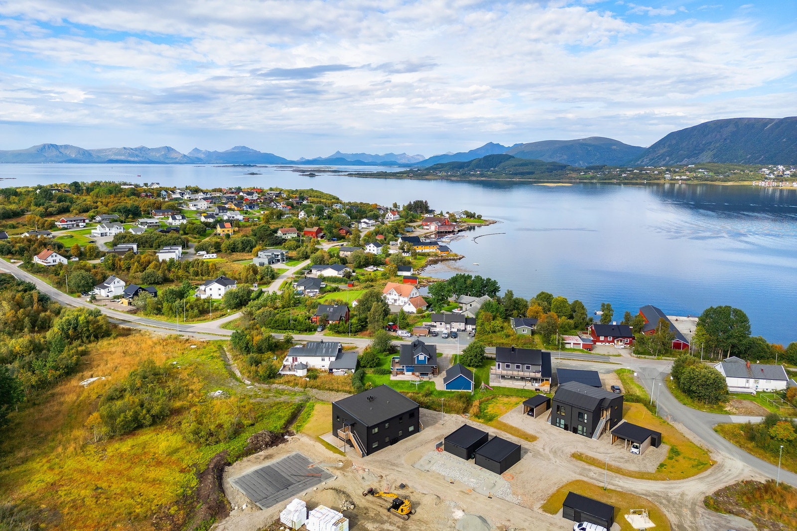 Eiendommen har fin beliggenhet like vest for Stokmarknes sentrum. Galleribilde
