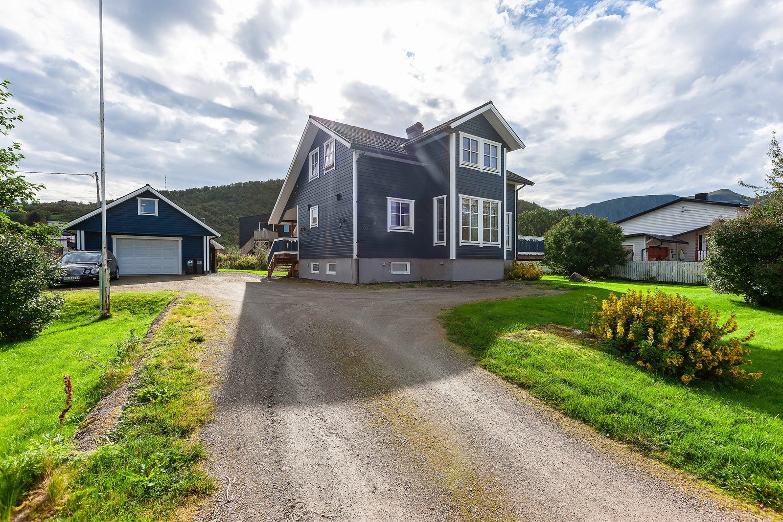 Innkjørsel og parkering. Galleribilde