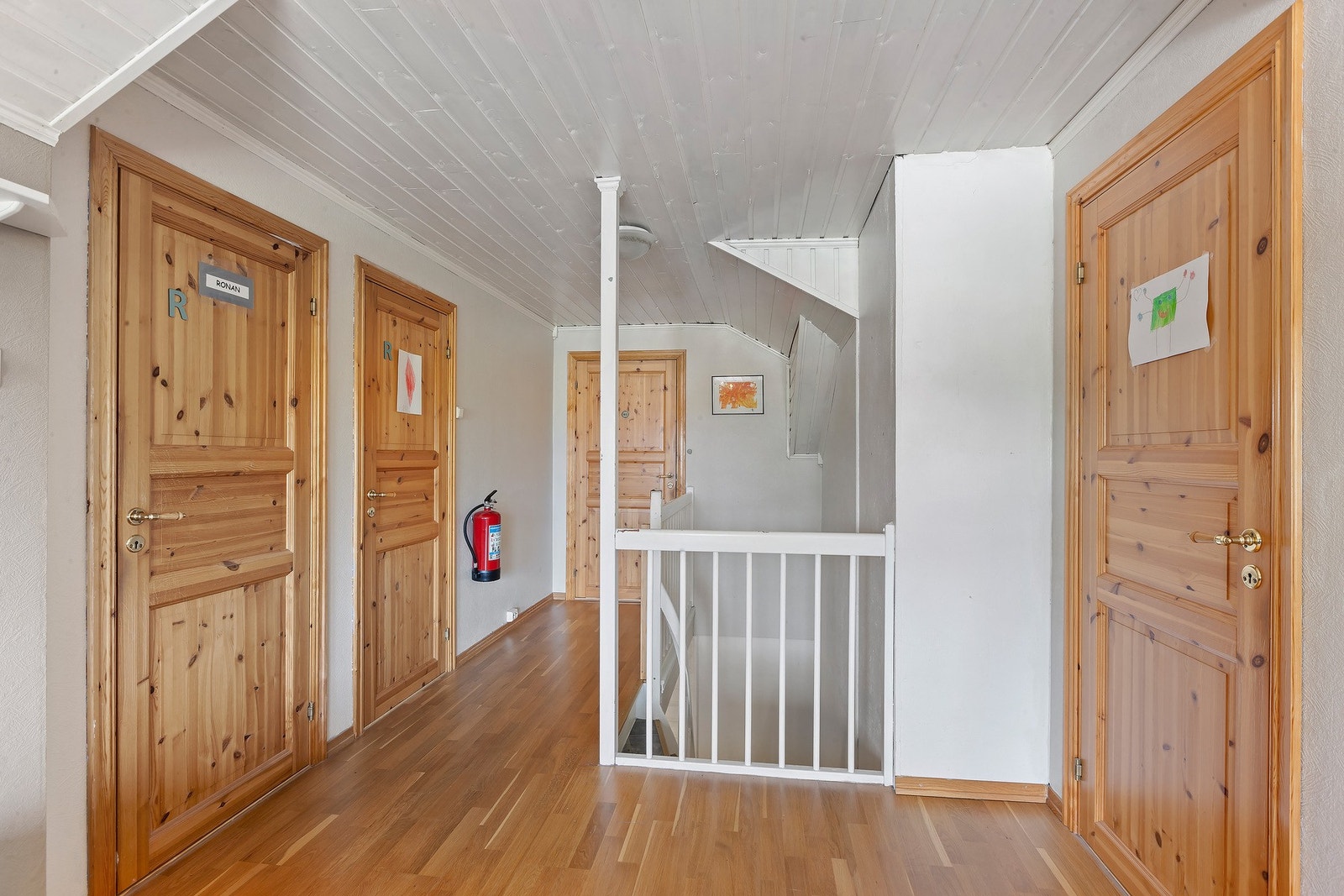 Loftet byr på 3 soverom, stue og bad/vaskerom. Galleribilde