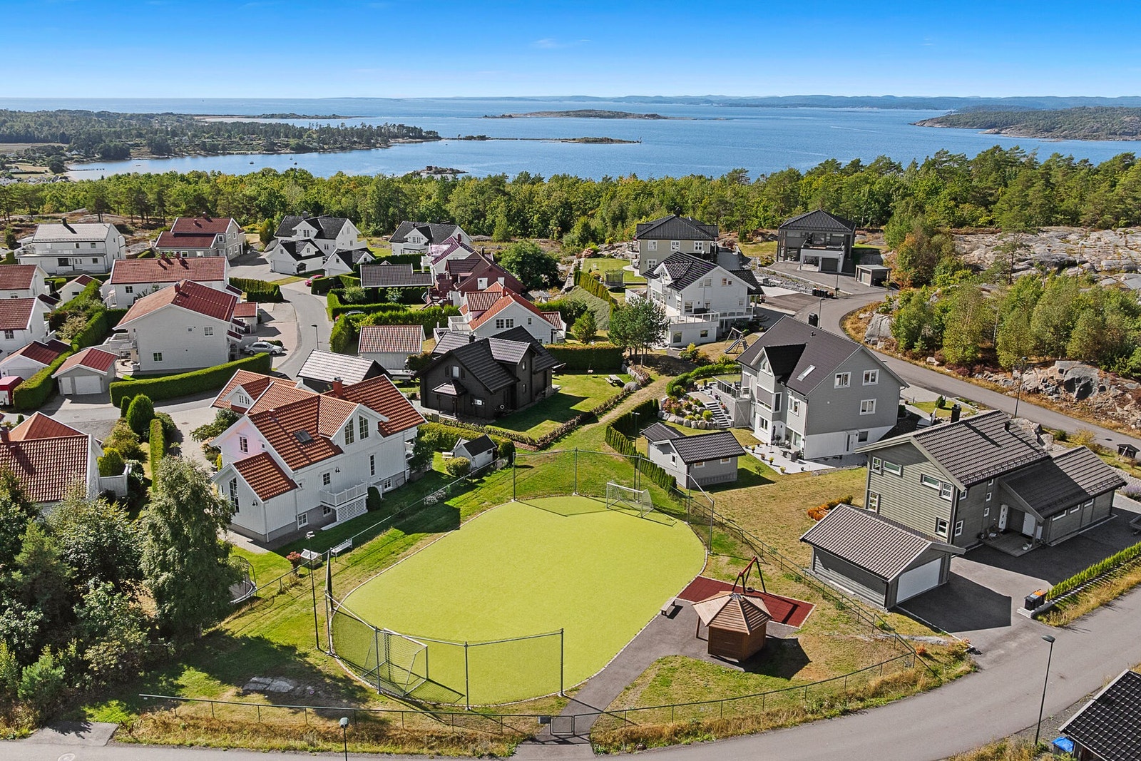 Det er flere lekeplasser - her med fotballbane i nærheten Galleribilde