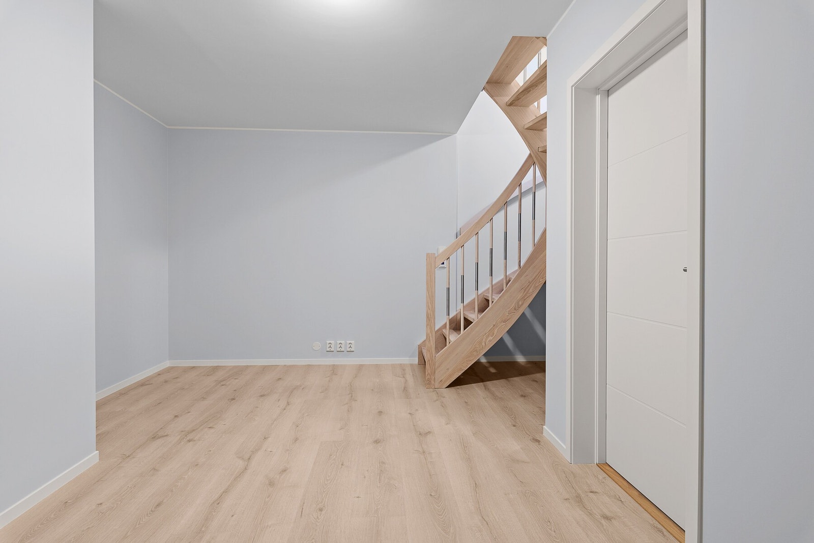 Plass til noe møblement og lagring under trapp Galleribilde
