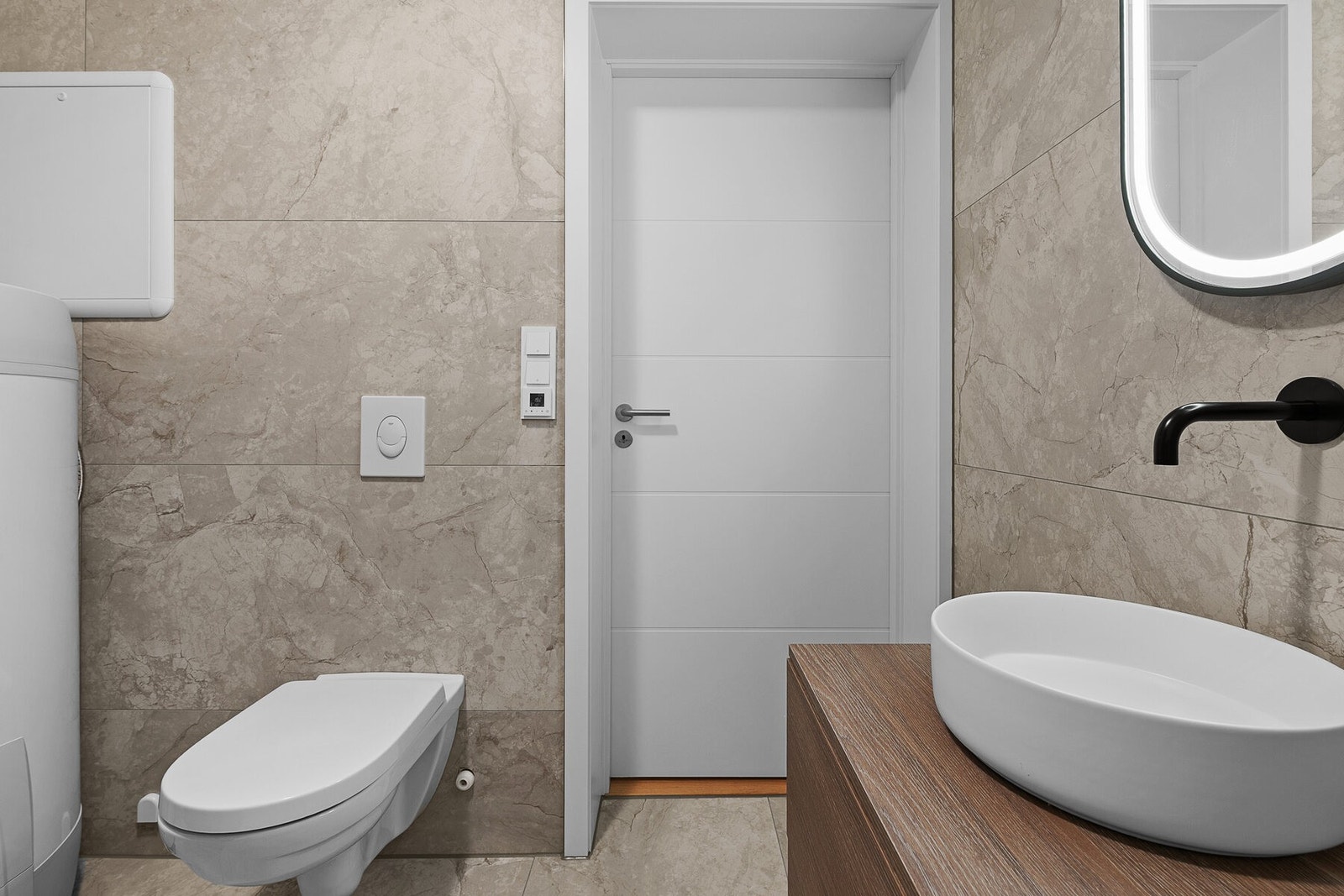 Det er plass til vaskemaskin på badet. Varmtvannsbereder er plassert i det ene hjørnet Galleribilde