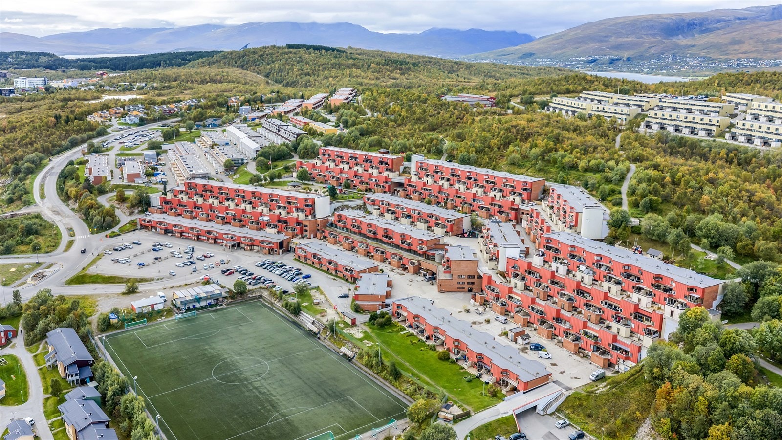 Barnevennlig område med trygg skolevei, flere barnehager, butikk og nærhet til marka og lysløypa. Galleribilde