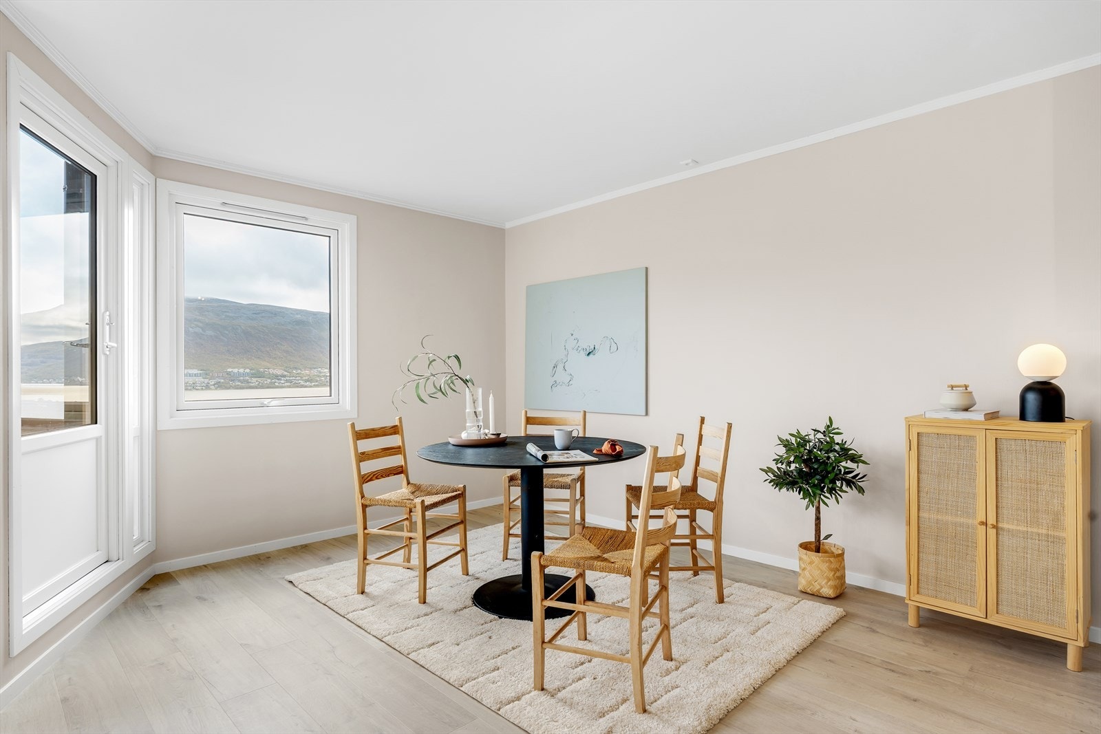 Fra stuen har du direkte utgang til flott balkong. Galleribilde