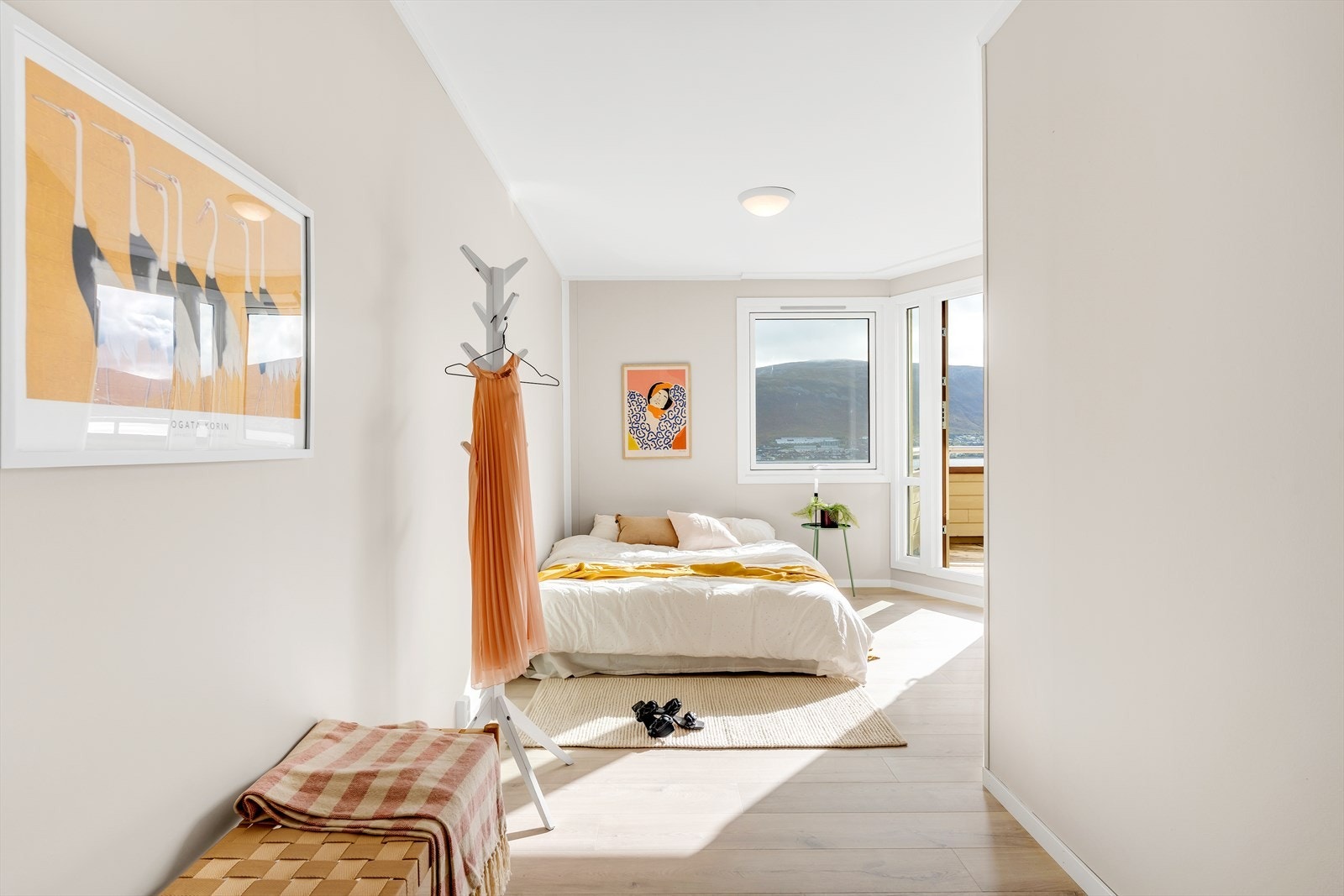 Lyst og romslig soverom 1 med god plass til stor seng og annet ønsket møblement. Galleribilde