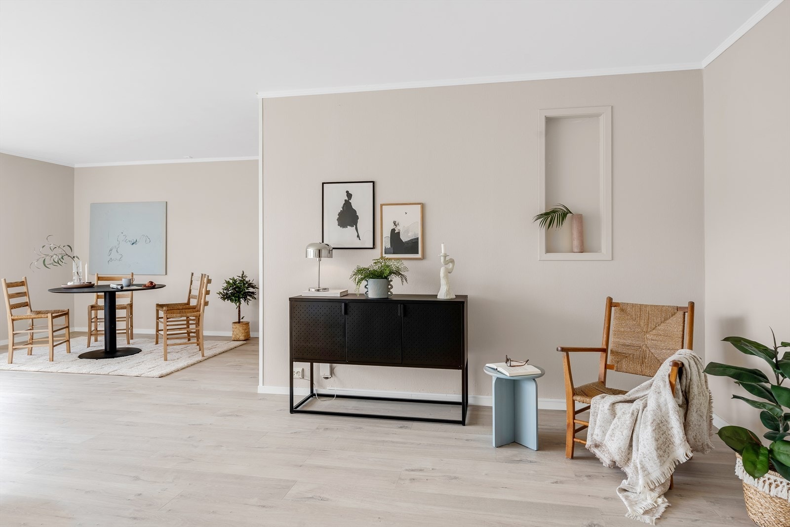 Stuen byr på flere gode møbleringsmuligheter. Galleribilde