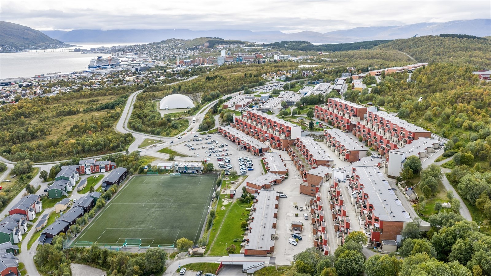 Kort vei til busstopp med gode bussforbindelser og hyppige avganger. Galleribilde