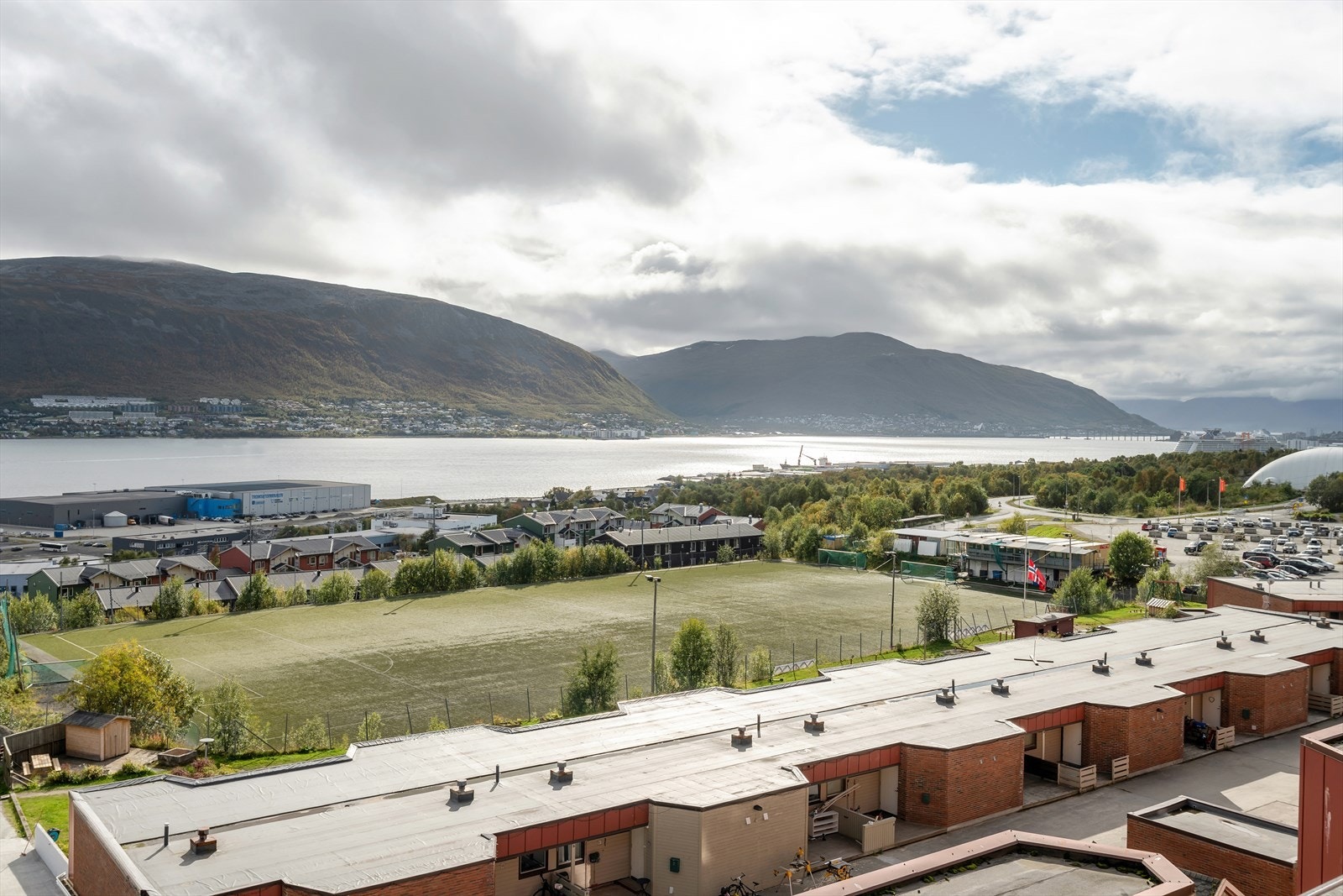 Sjekk den utsikten mot Tromsdalen med fjellene i bakgrunnen! Galleribilde