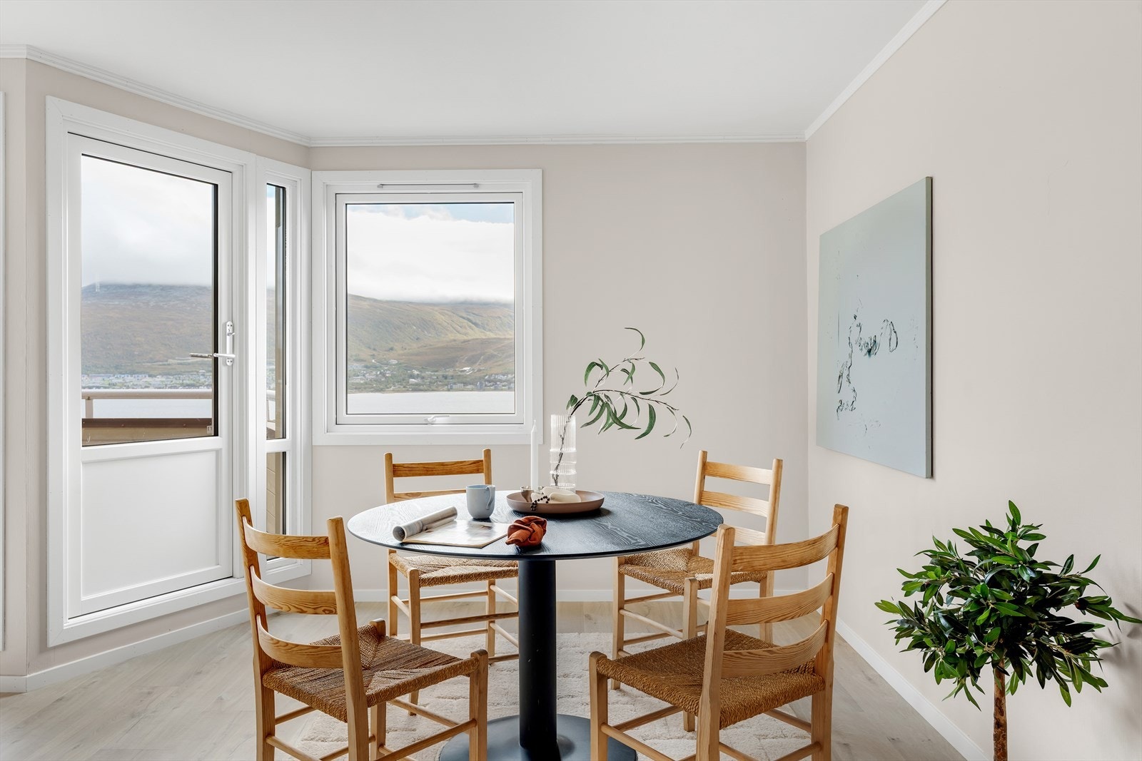 Spisegruppen finner sin naturlige plass like ved kjøkkenet. Galleribilde