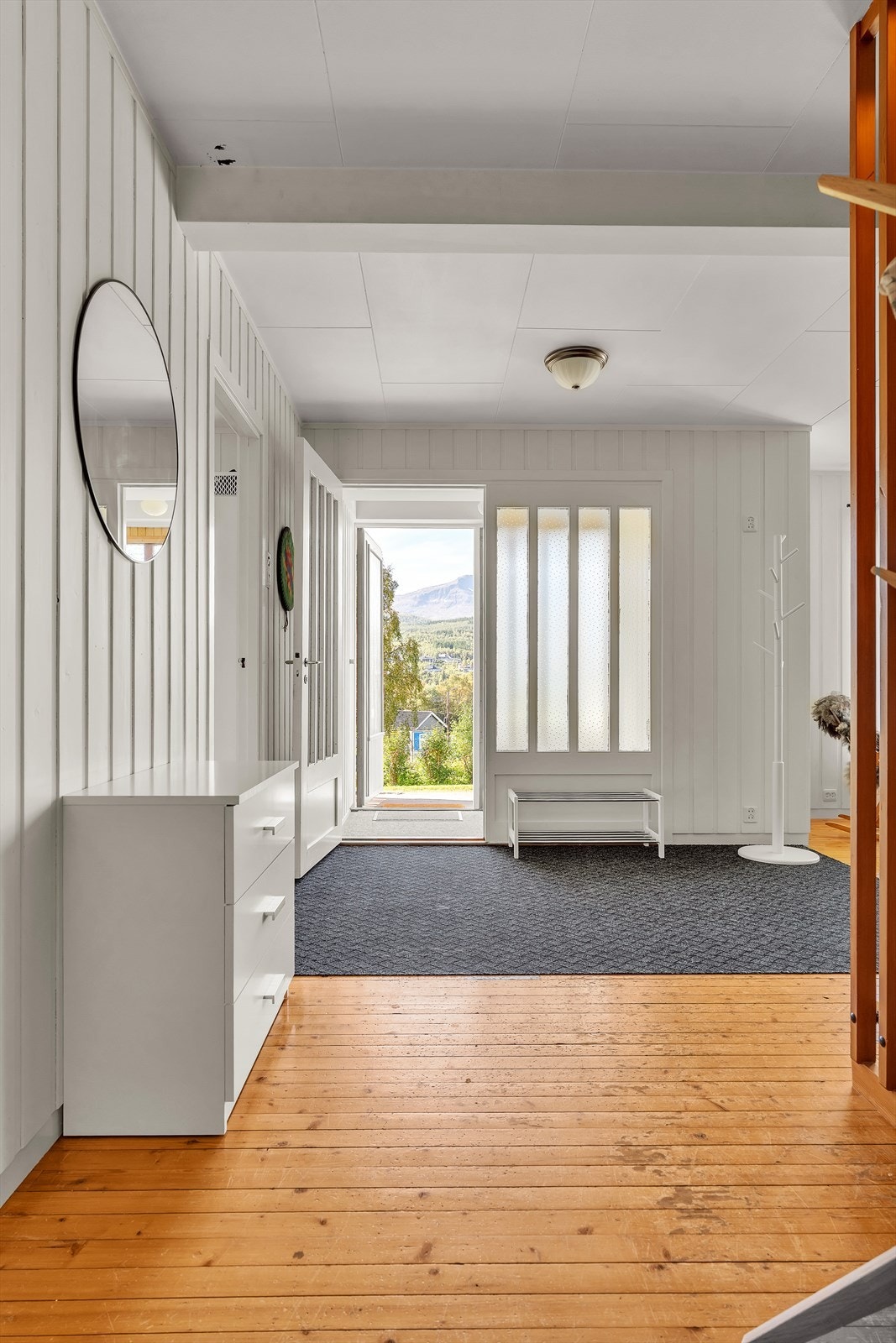 Stor gang i 1. etasje. Det er for øvrig adkomst med inngangsparti både på fremsiden og baksiden av huset. Galleribilde