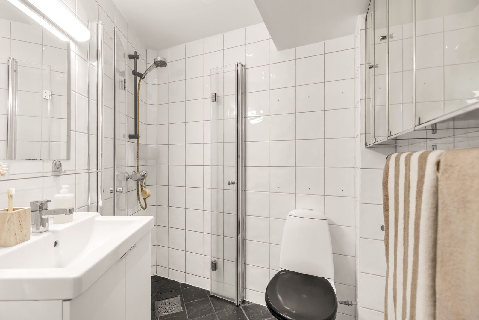Badet har en praktisk størrelse, og er innredet med alt man trenger for en enkel hverdag. Galleribilde