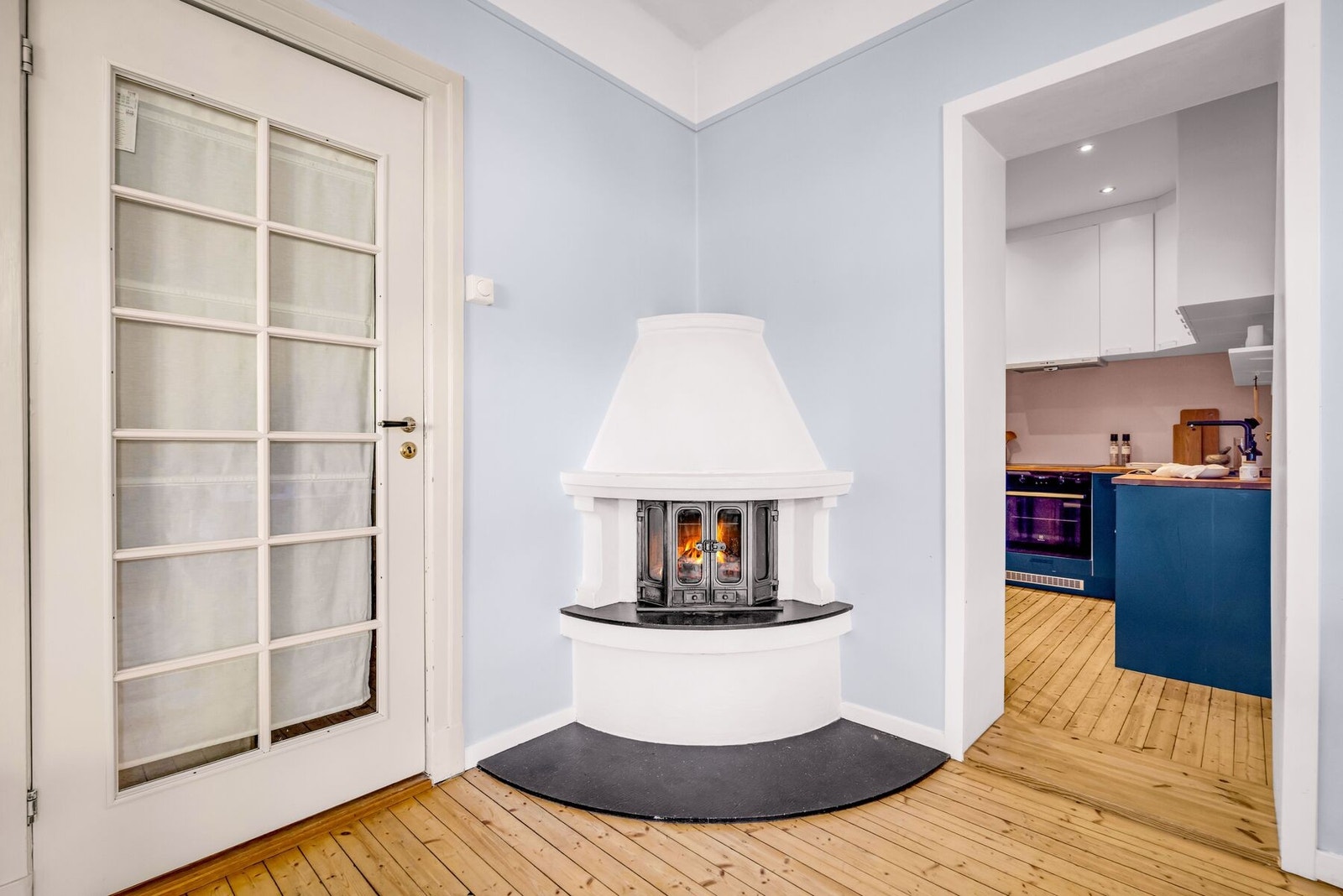 Peisen i stuen skaper både hygge og varme i den kalde årstiden. Galleribilde