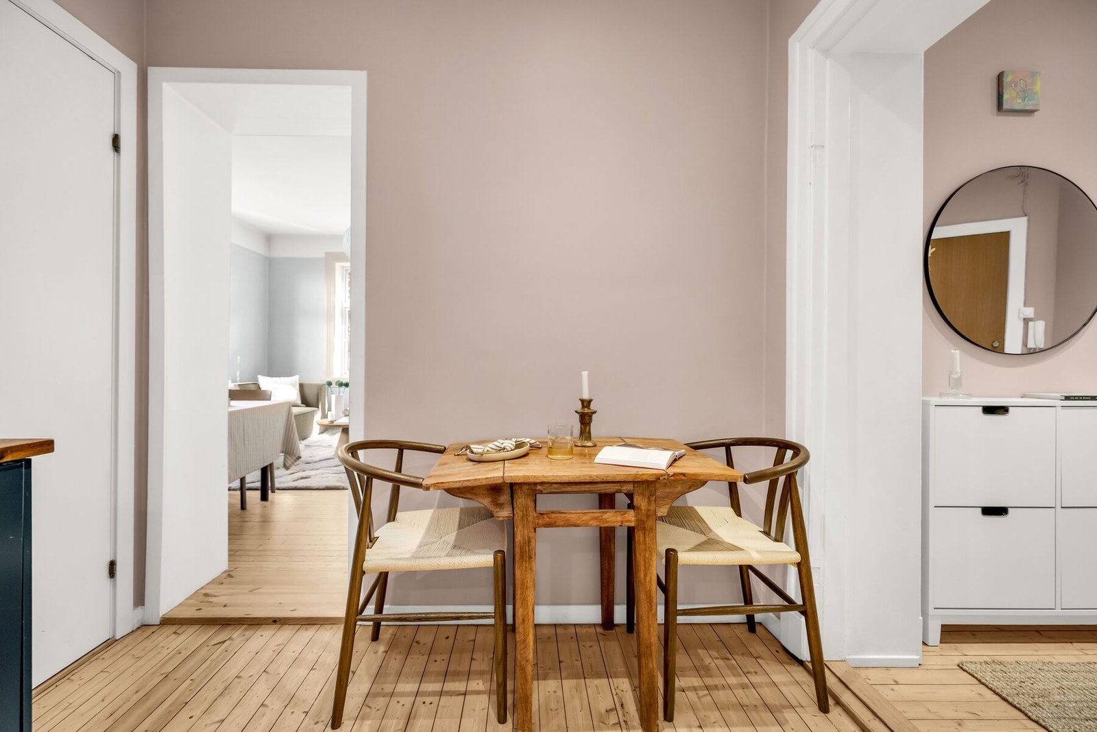 Det er plass til spisebord på kjøkkenet, slik at frokost, kveldsmat og raske måltider kan inntas raskt og effektivt. Galleribilde