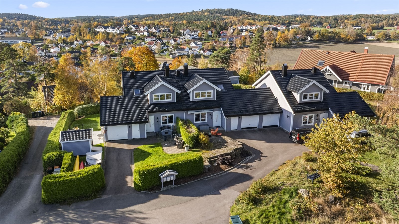 Fra boligen er det kort gangavstand til Knarberg båthavn, som gir gode muligheter for båtliv og aktiviteter på sjøen. Galleribilde