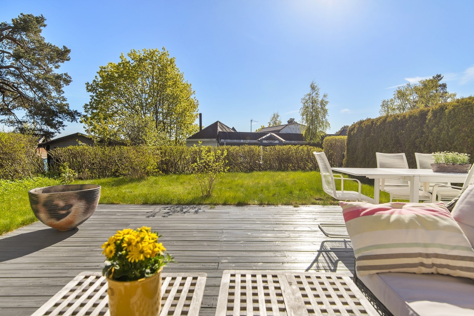 Fra stuen er det direkte utgang til en meget romslig terrasse. Galleribilde