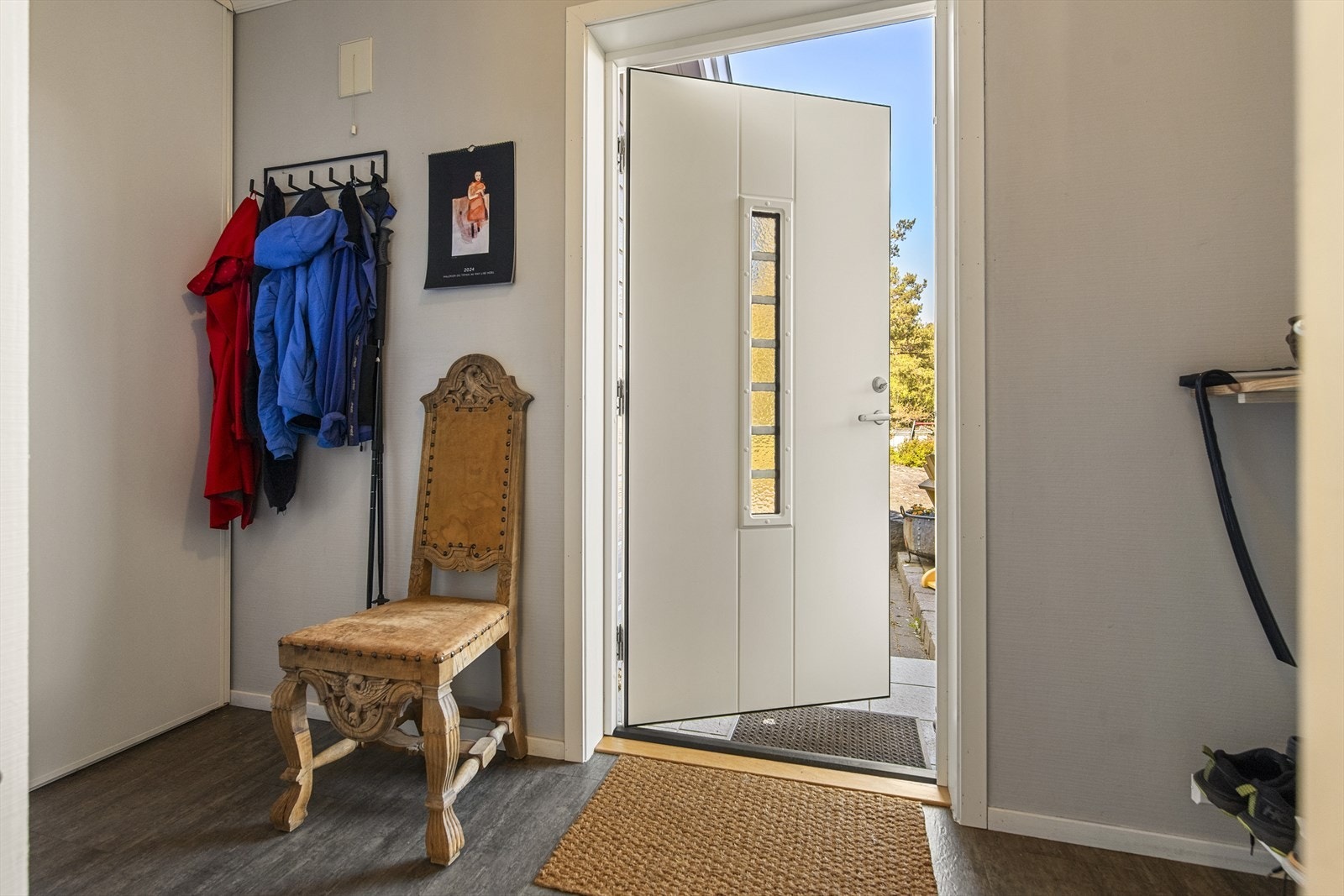 Entréen er utstyrt med en romslig skyvedørsgarderobe, samt god plass til skostativ og yttertøy. Galleribilde