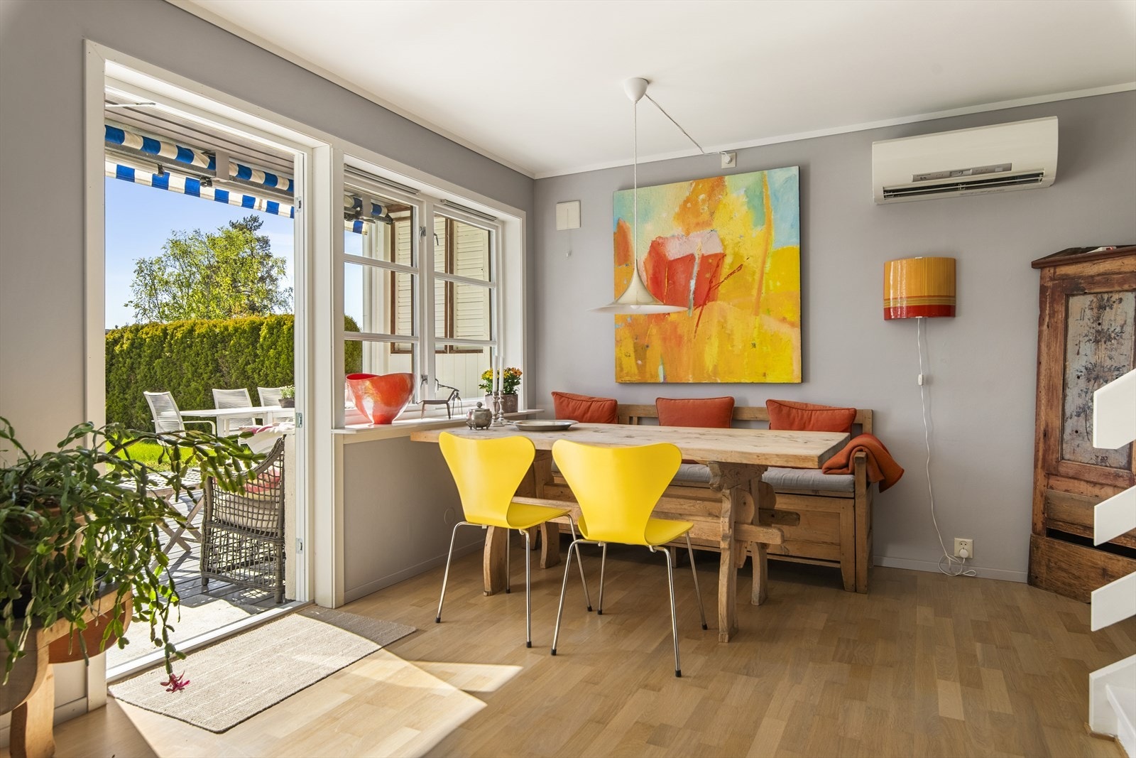 Stuen har god plass til både sofagruppe og spisestue. Galleribilde
