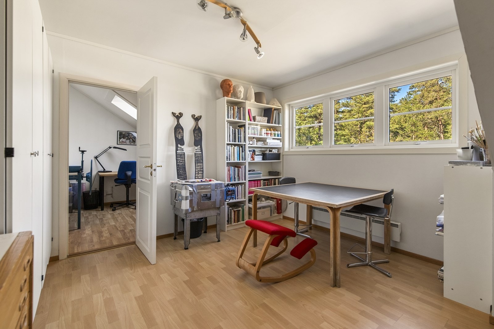 I tillegg inneholder denne etasjen boligens tredje soverom, som er lyst og romslig med god plass til dobbeltseng og en meget stor garderobeløsning. Galleribilde