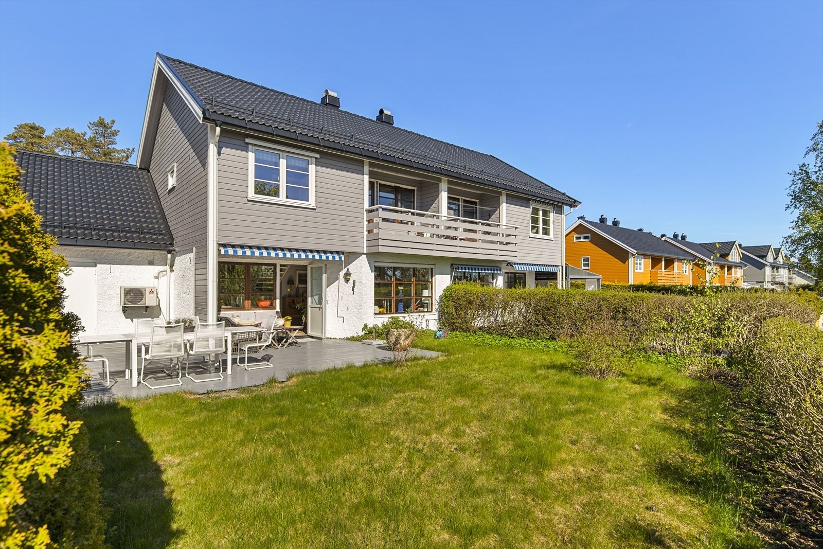 Videre fra terrassen er det adkomst til en lettstelt, frodig hage med gressplen, prydbusker, trær og skjermende hekk som skaper en usjenert og hyggelig ramme for utelivet. Galleribilde