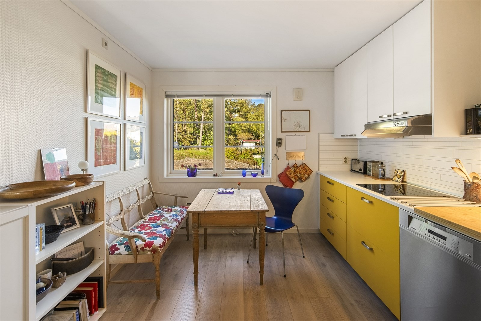 Kjøkkenvinduet vender mot nordøst og fanger morgensolen, og det er god plass til å samle hele familien rundt et stort frokostbord. Galleribilde