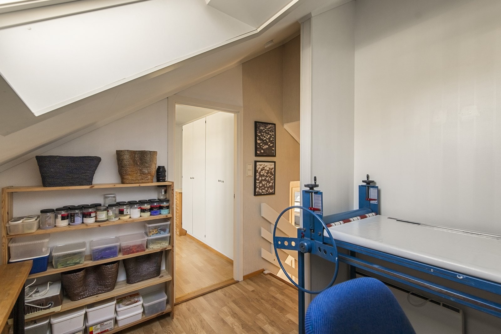 Boligens øverste etasje byr på en hyggelig loftstue med takvindu som gir en lys og luftig romfølelse. Rommet egner seg utmerket som hjemmekontor, TV-stue eller hobbyrom. Galleribilde