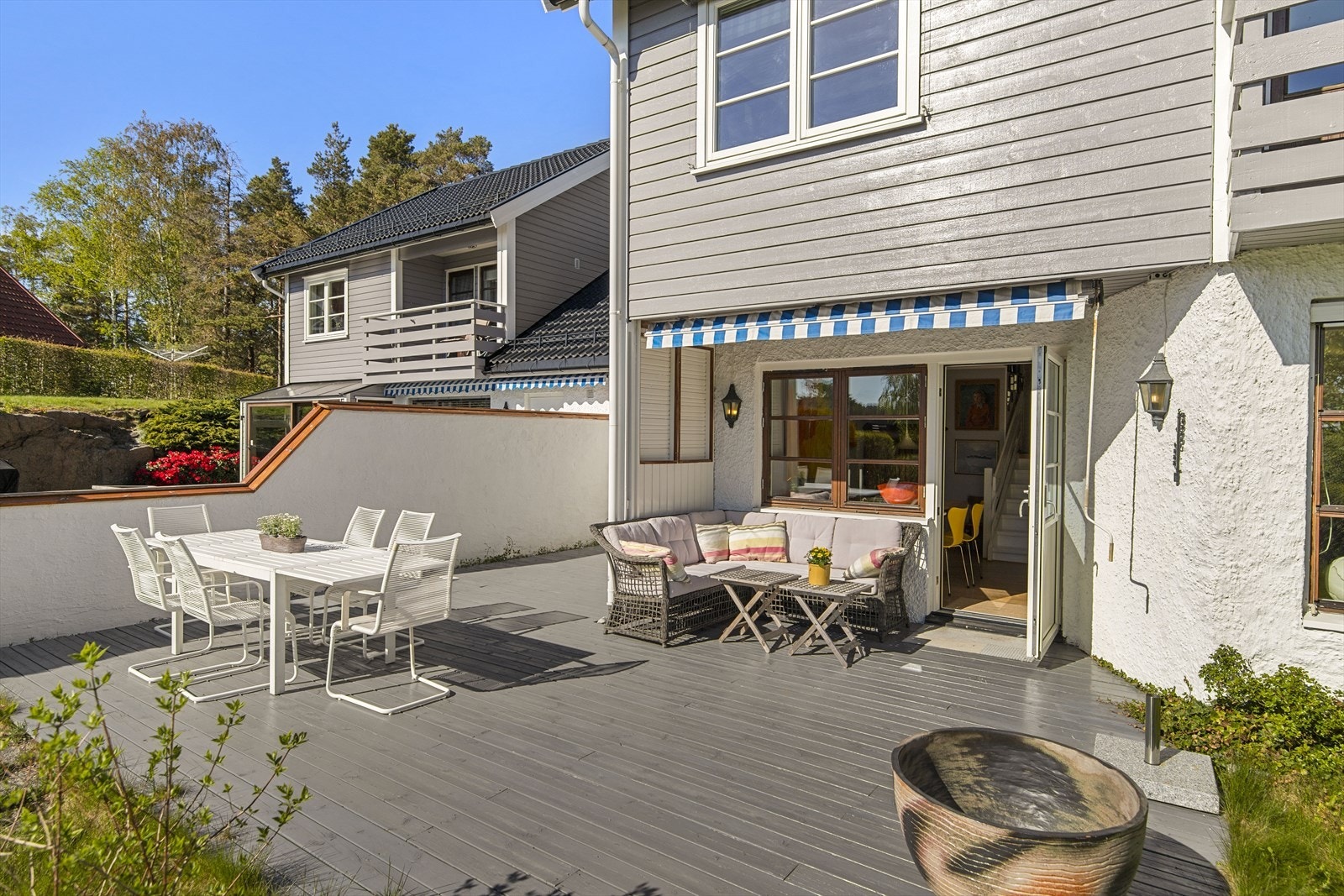 Her er det plass til både sittegruppe, spisestue og grill. Galleribilde