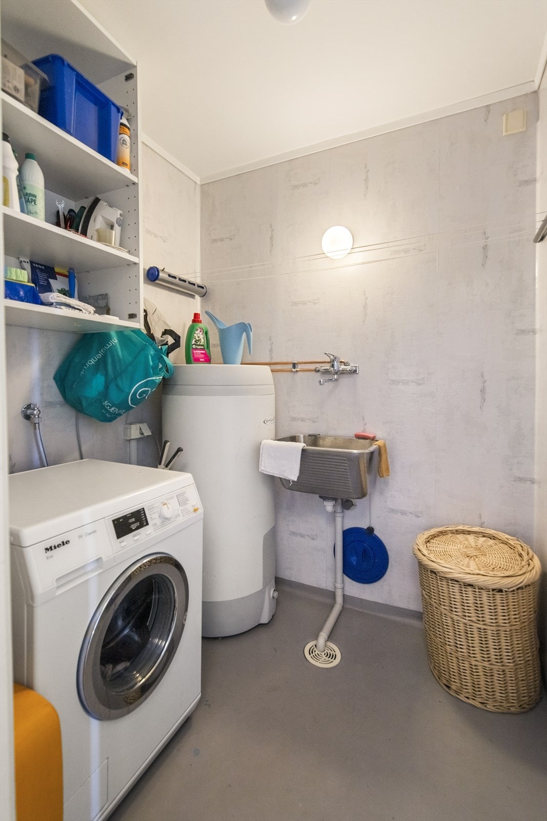 I denne etasjen finnes et eget, funksjonelt vaskerom med belegg på gulv, stor utslagsvask, god plass til vaskemaskin og tørketrommel, samt gode oppbevaringsmuligheter. Galleribilde
