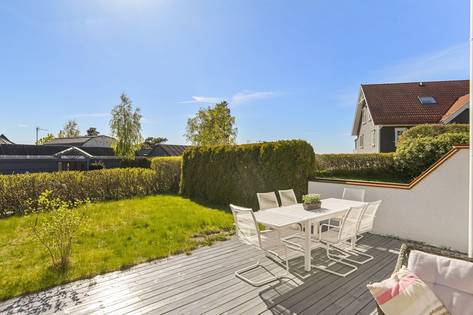 Terrassen er sørvestvendt og nyter godt av solforholdene til sent på kveld. Galleribilde