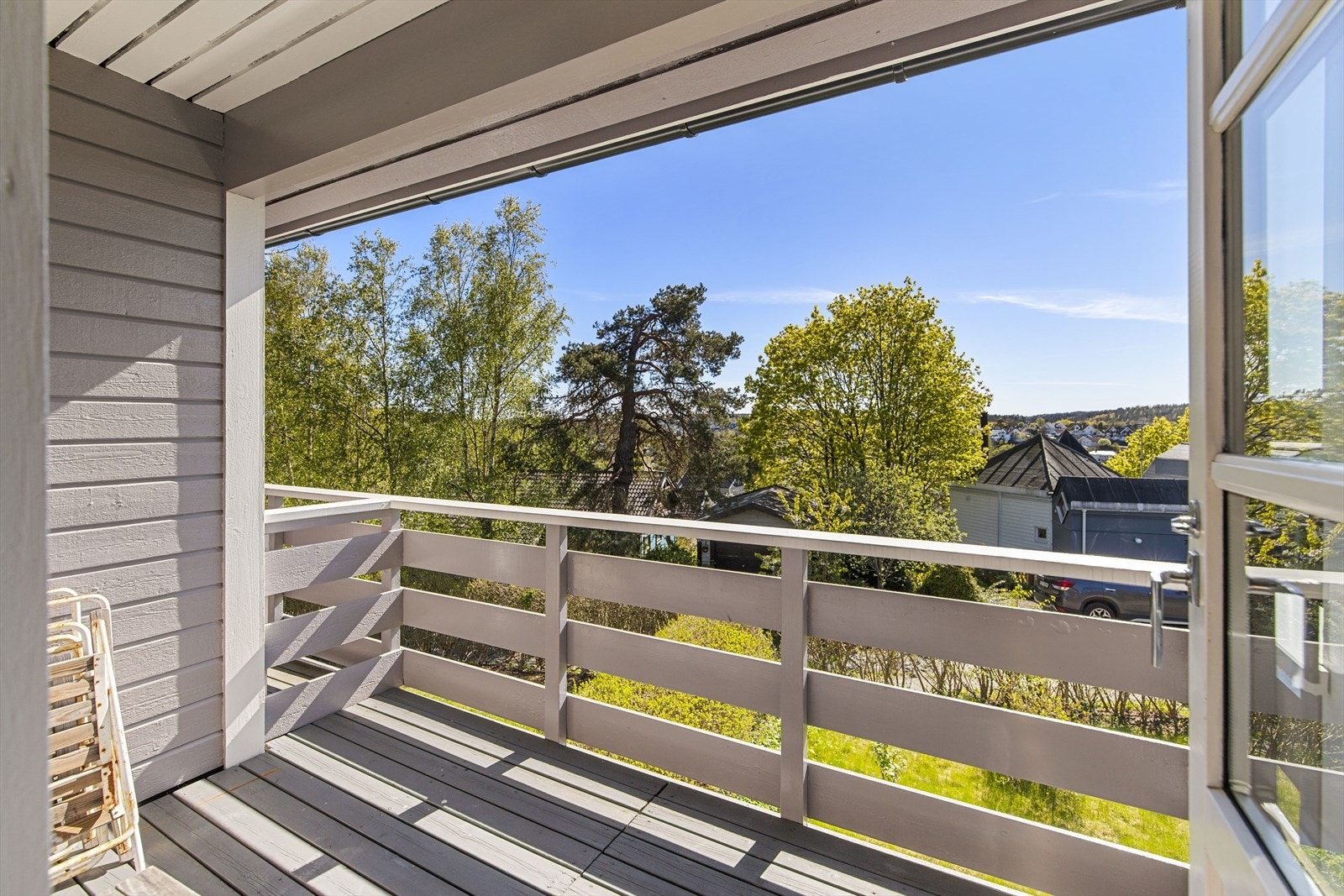 Det ene rommet har direkte utgang til en solrik, sørvestvendt balkong med fint utsyn over nabolaget. Galleribilde