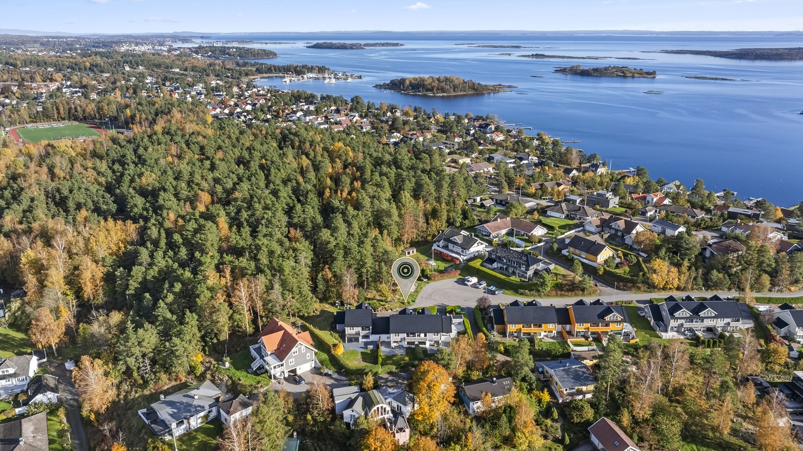 Et innholdsrikt, lyst og tiltalende rekkehus med en flott og barnevennlig beliggenhet på Duken. Galleribilde