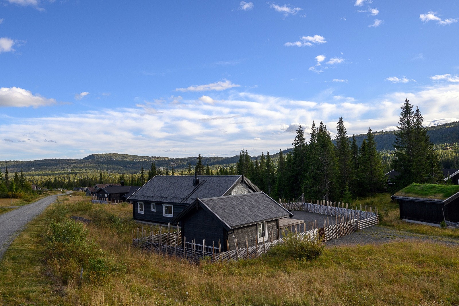 Hytta ligger i et etablert og populært hytteområde på Skeikampen. Galleribilde