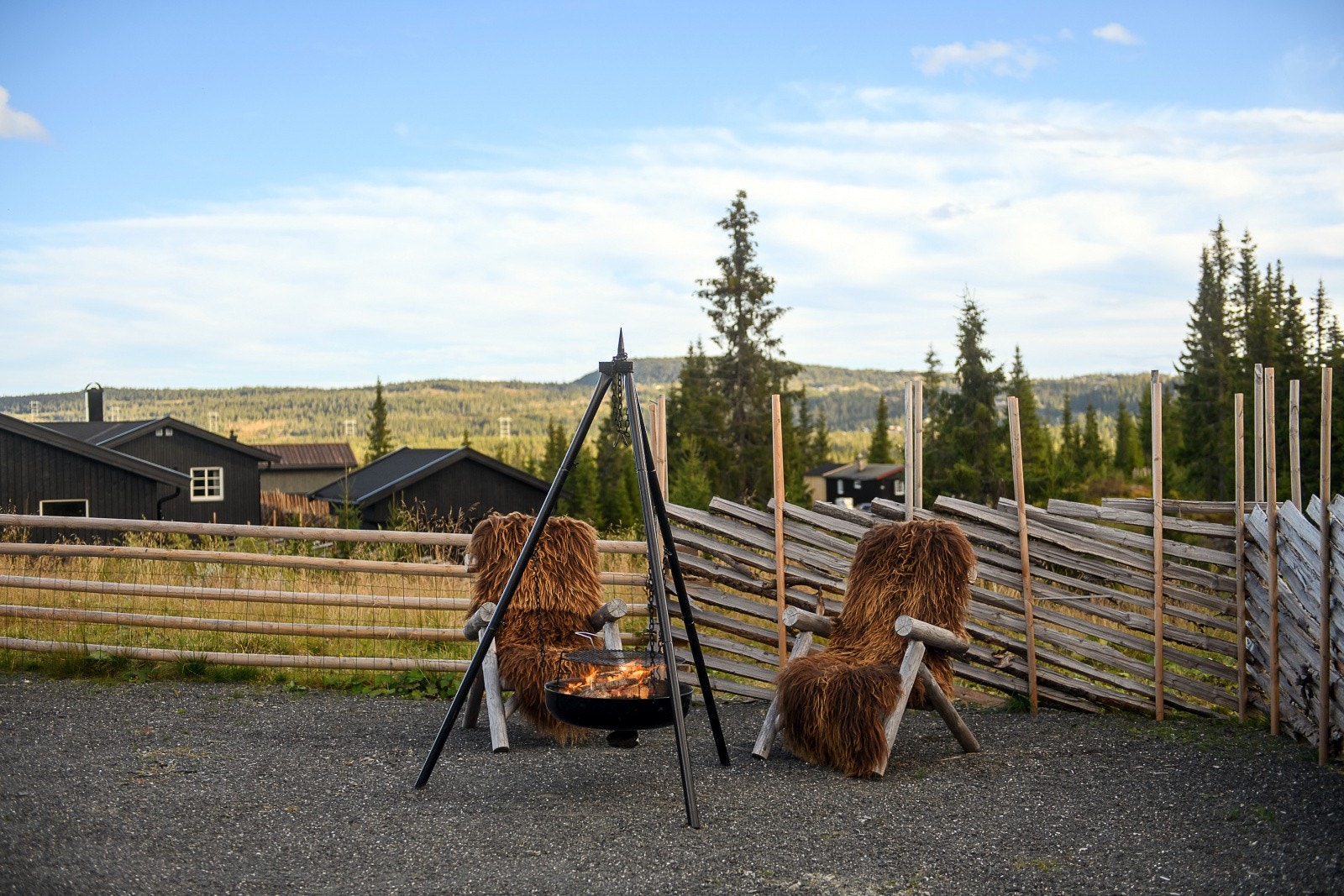 Egen bålpanne for stemningsfulle kvelder utendørs med fjellene i bakgrunnen. Galleribilde