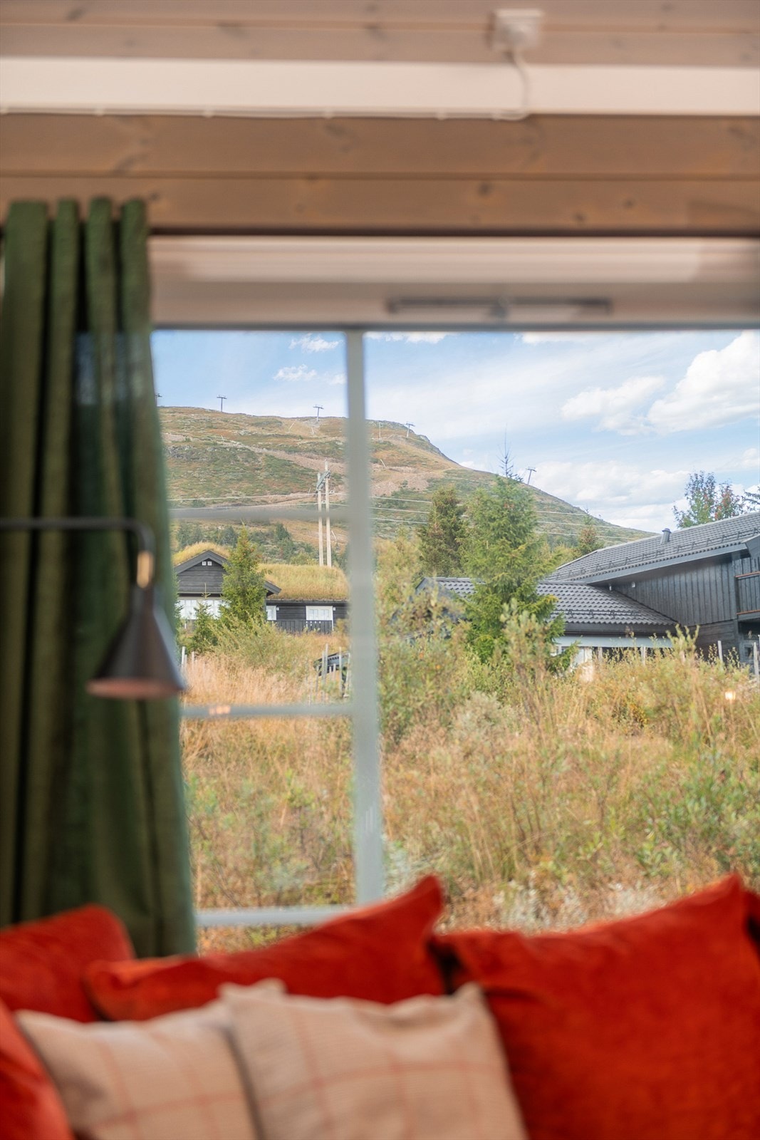 Fra hytta er det utsikt mot Skeikampen Alpinsenter, en liten gåtur unna. Galleribilde