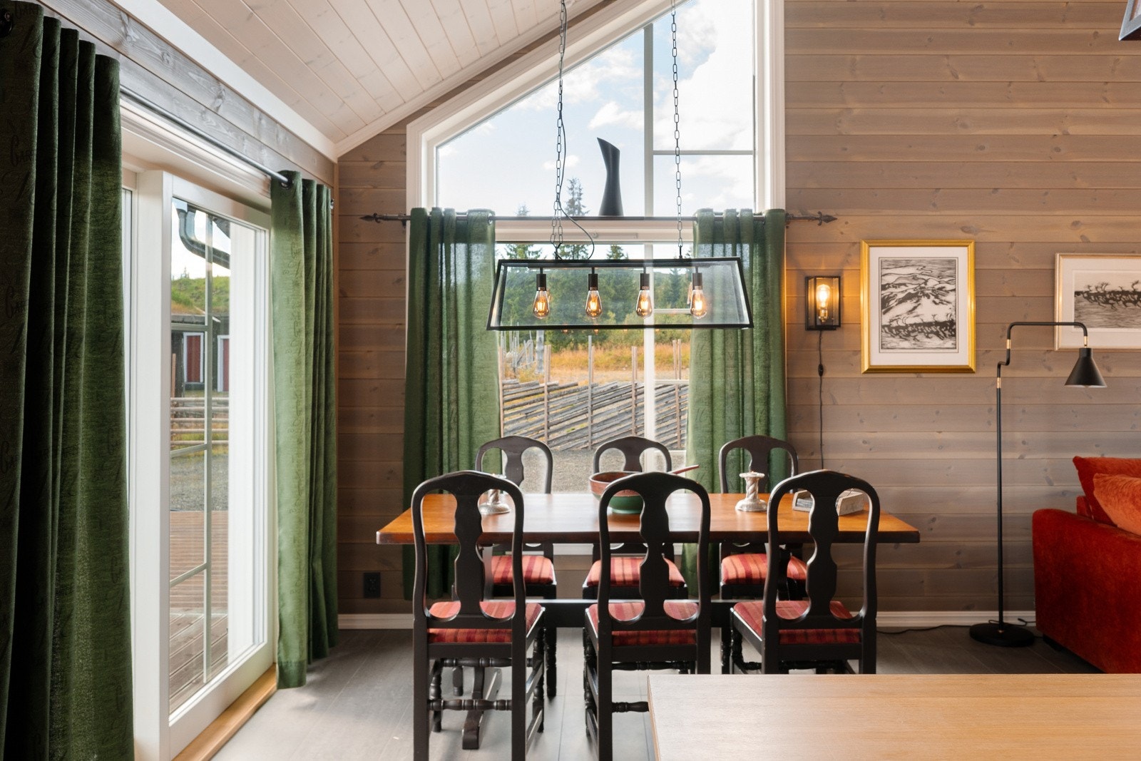 Balkongdør i treverk med 3-lags isolerglass gir enkel adkomst til uteplassen. Galleribilde
