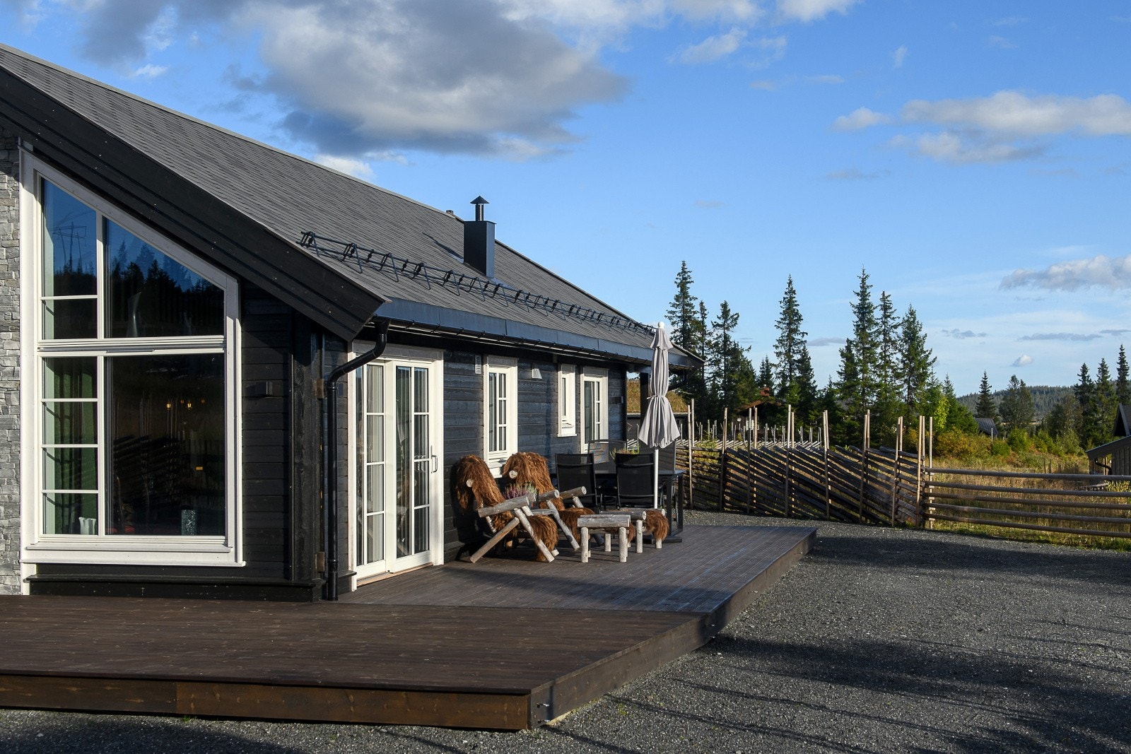Den store, solrike uteplassen er et naturlig samlingspunkt på fine dager. Galleribilde