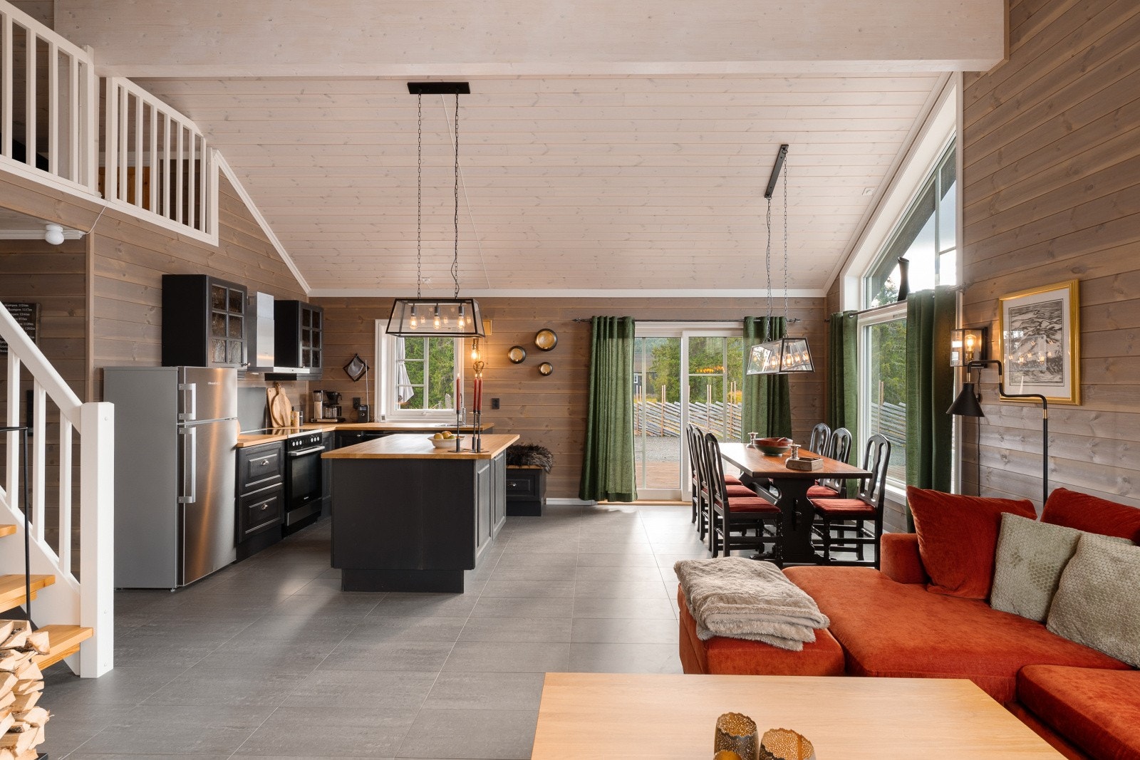 Fra stuen er det direkte utgang til en stor, nordvestvendt uteplass. Galleribilde